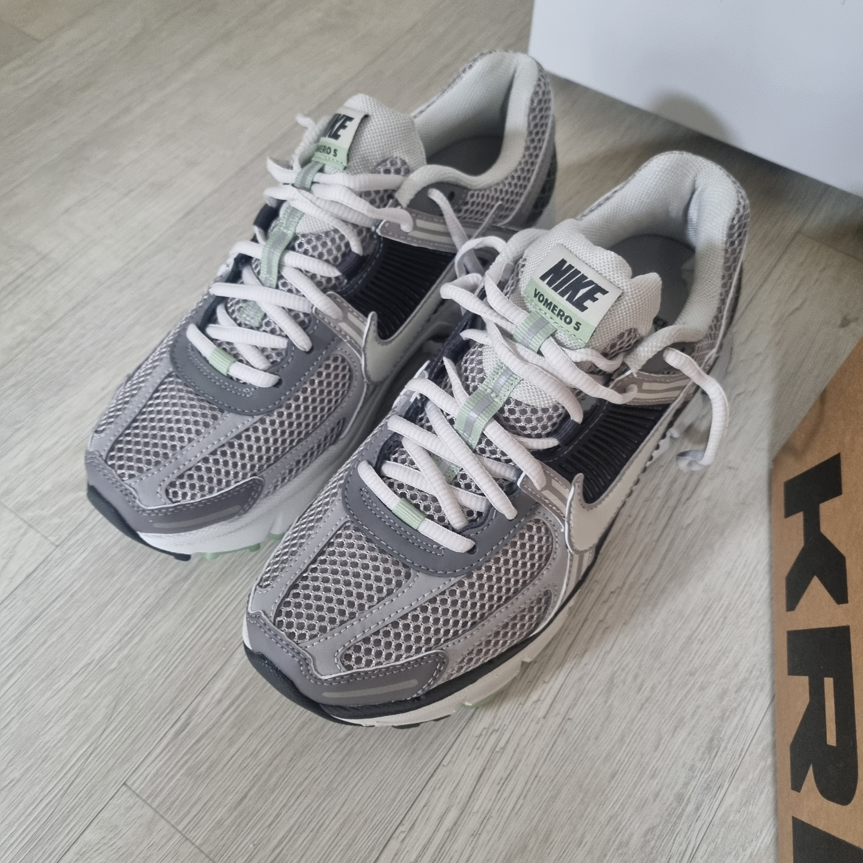(W) Nike Zoom Vomero 5 Cobblestone and Flat Pewter 착용 스타일