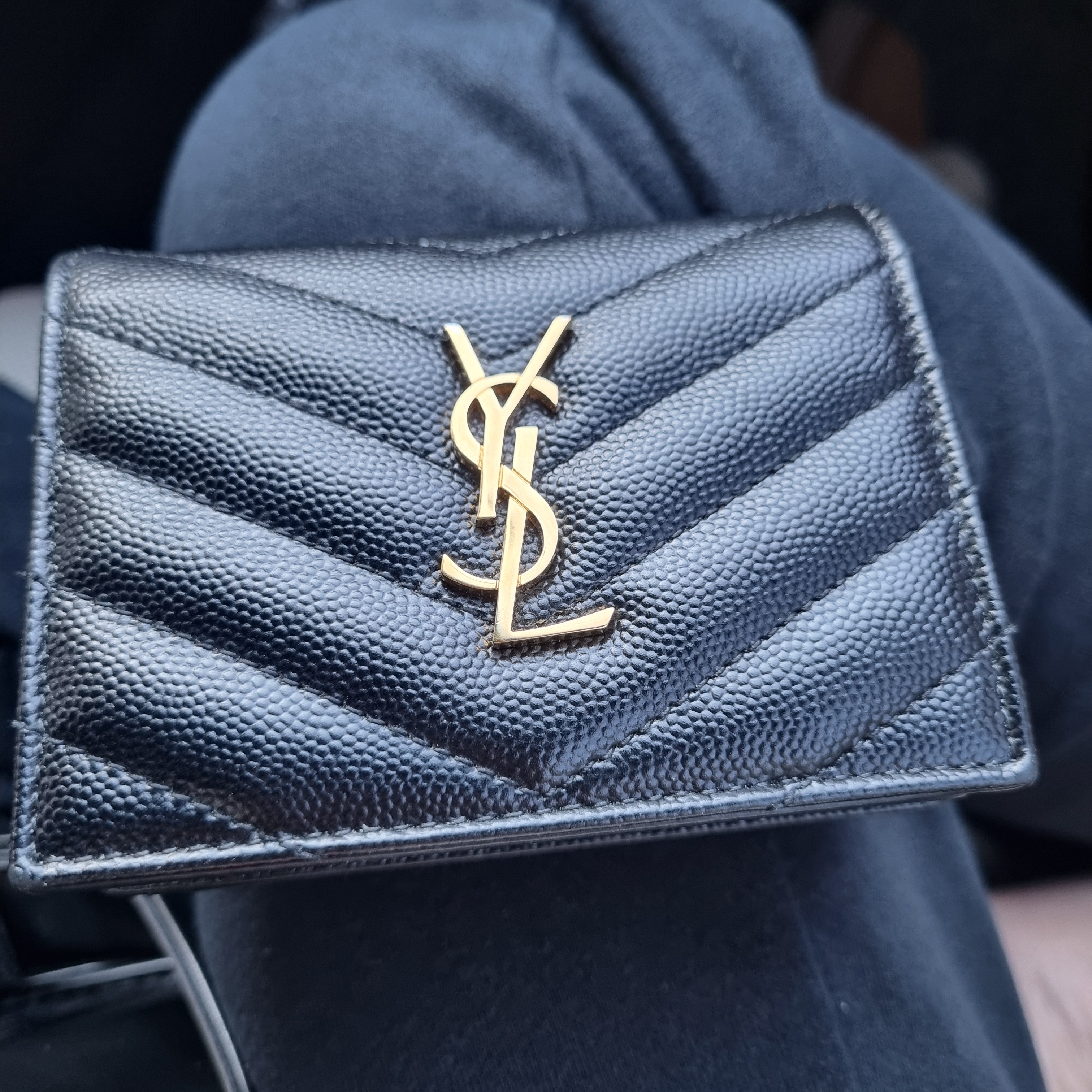 Saint Laurent Gold Monogram Card Case in Grain de Poudre Embossed Leather Black 착용 스타일 - 1