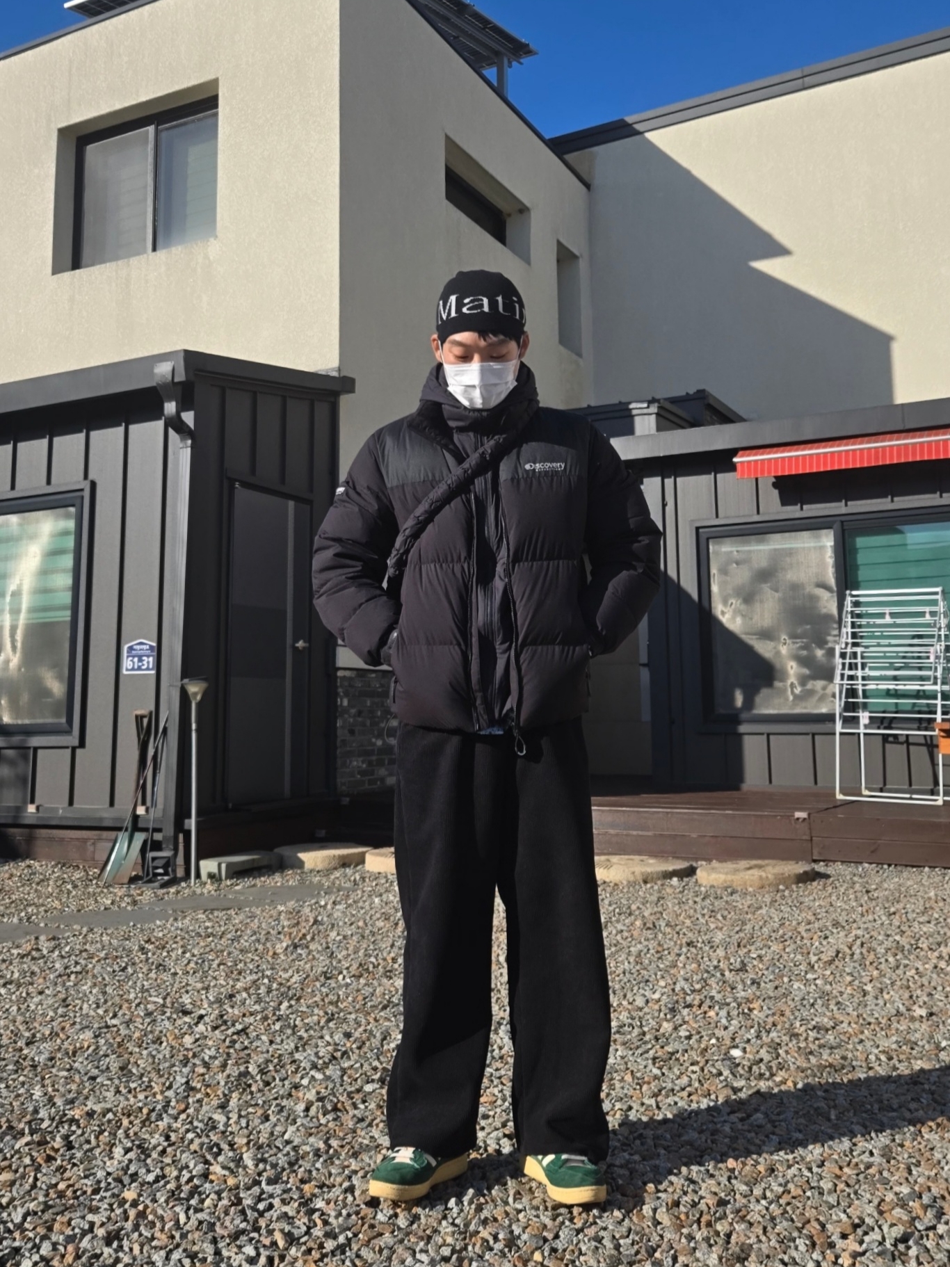 Matin Kim Logo Jacquard Short Beanie Black, COS Quilted Messenger Bag Black 착용 스타일 - 1