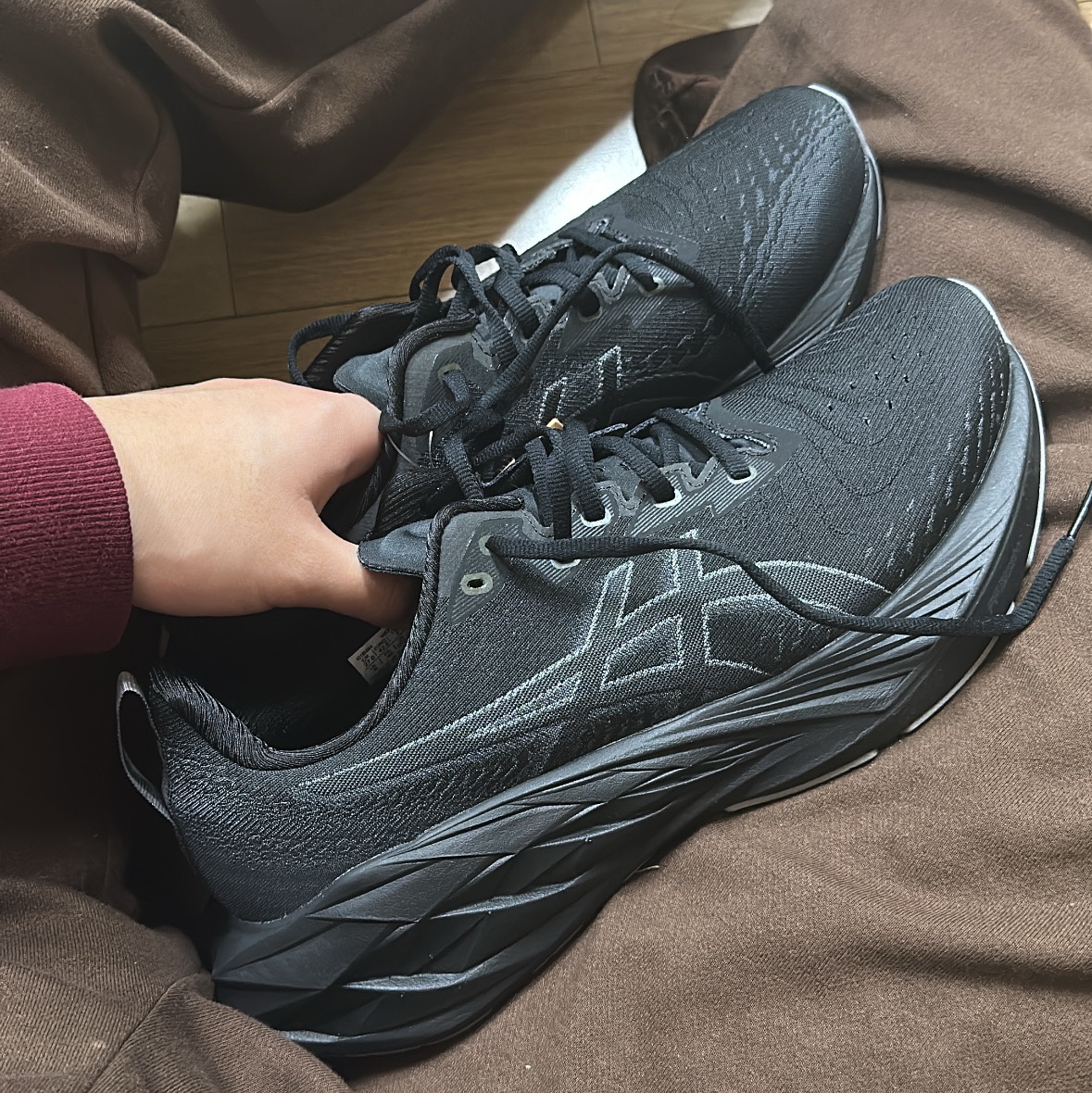 Asics Novablast 4 Black Graphite Grey - 2E Wide 착용 스타일 - 1