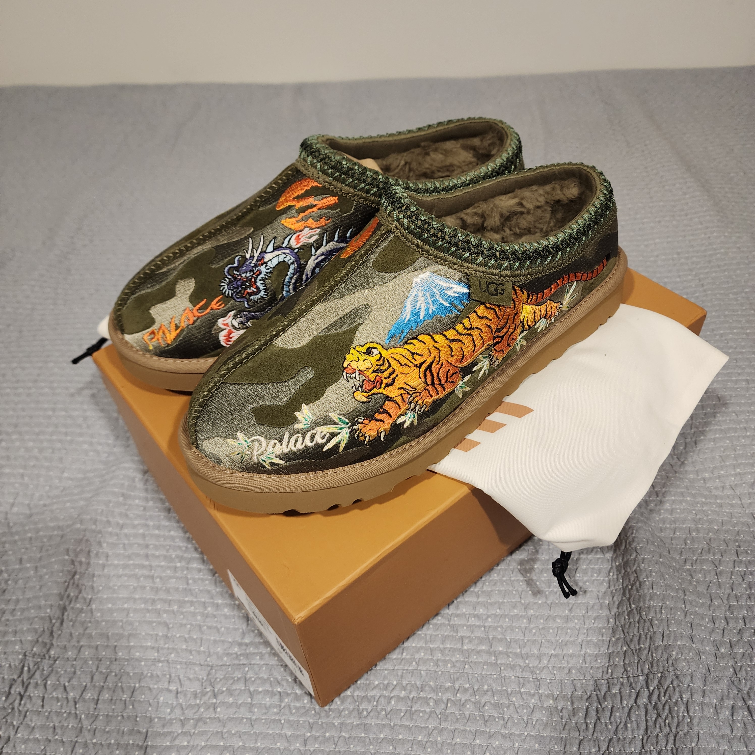 UGG x Palace Tasman Slipper Burnt Olive Camo 착용 스타일 - 5