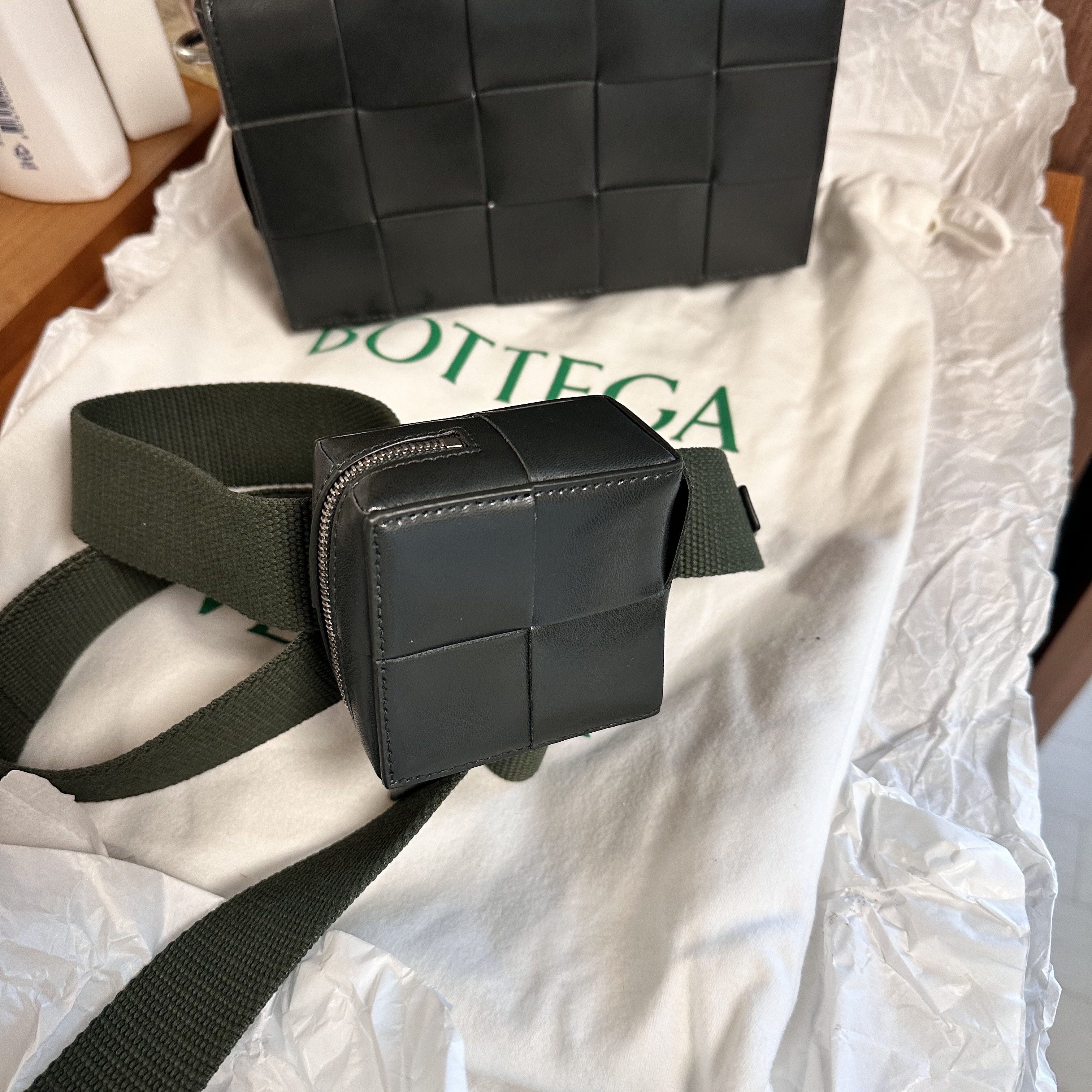 Bottega Veneta Cassette with Versatile Strap Dark Green 착용 스타일