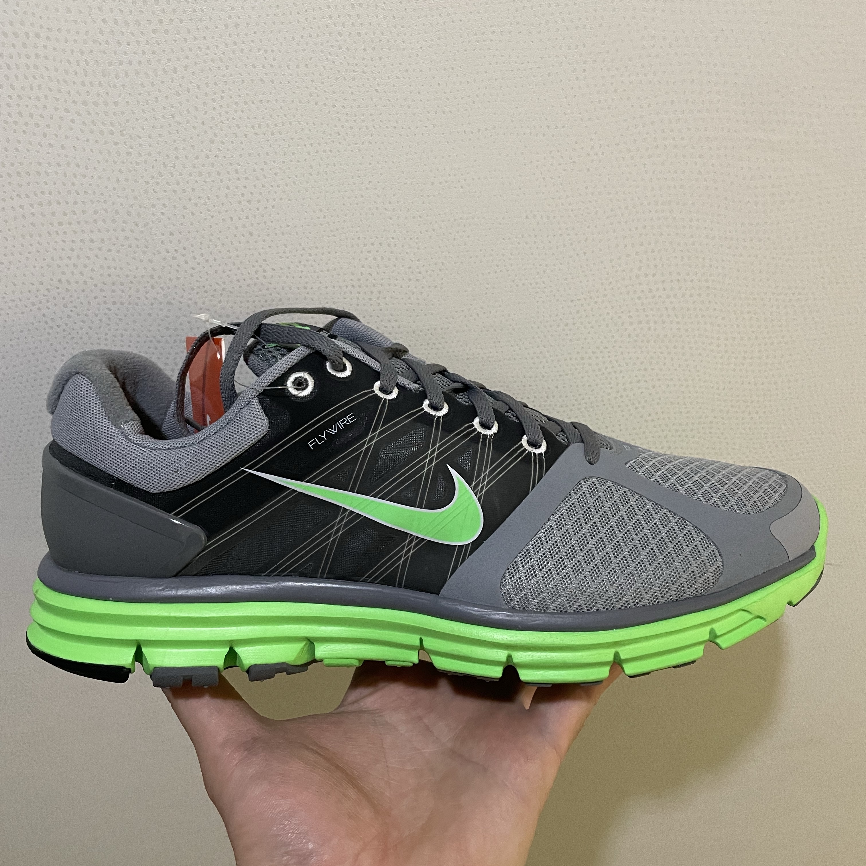 Nike Lunarglide+ 2 Grey Neon Lime 착용 스타일
