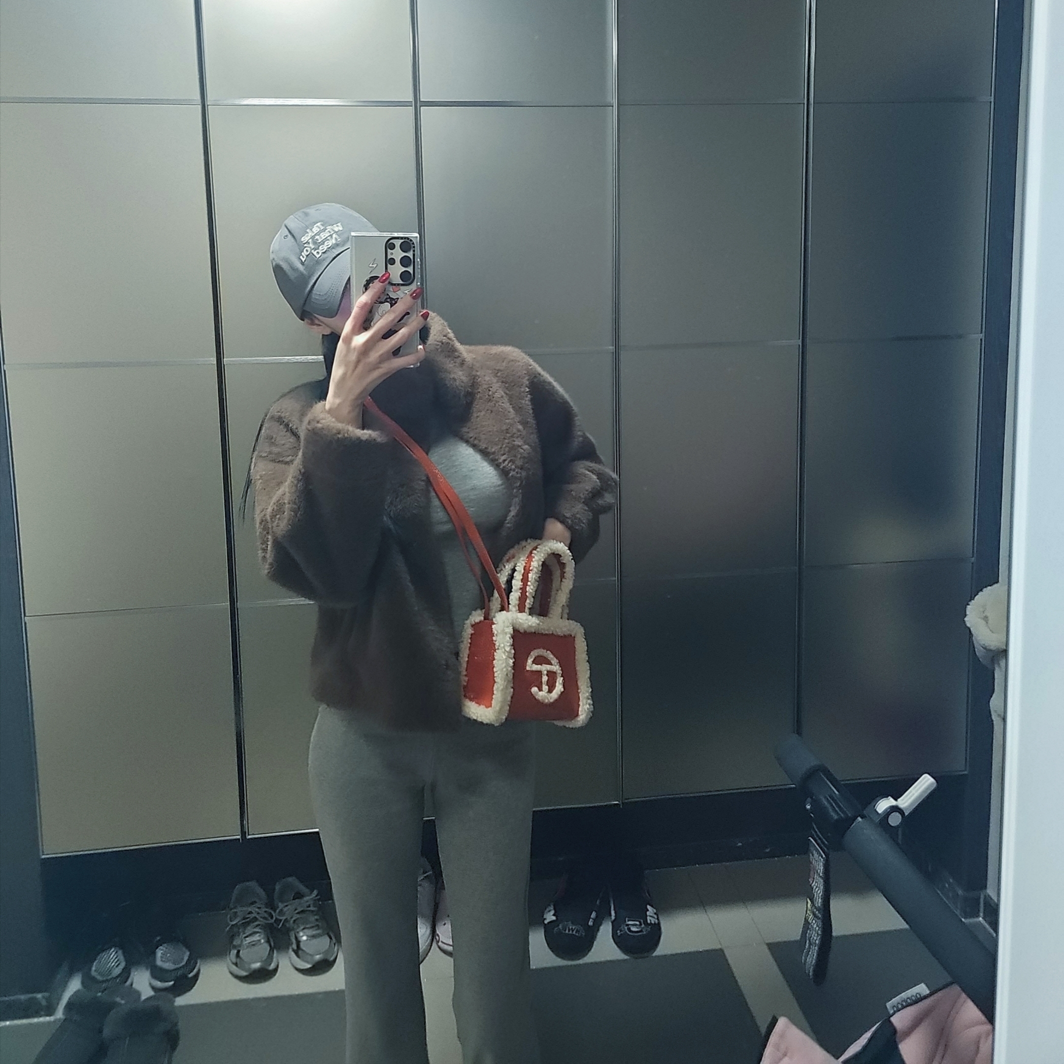 Telfar x UGG Small Shopper Crinkle Spicy Pumpkin, (W) UGG Classic Mini Platform Boots Chestnut 착용 스타일 - 3