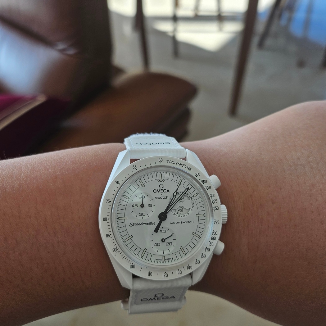 Swatch x Omega x Snoopy Bioceramic Moonswatch Mission To The Moonphase Full Moon 착용 스타일