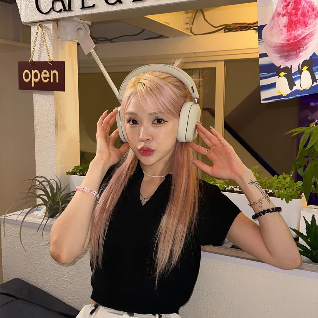 MONDO Over Ear Headphone Greige 착용 스타일