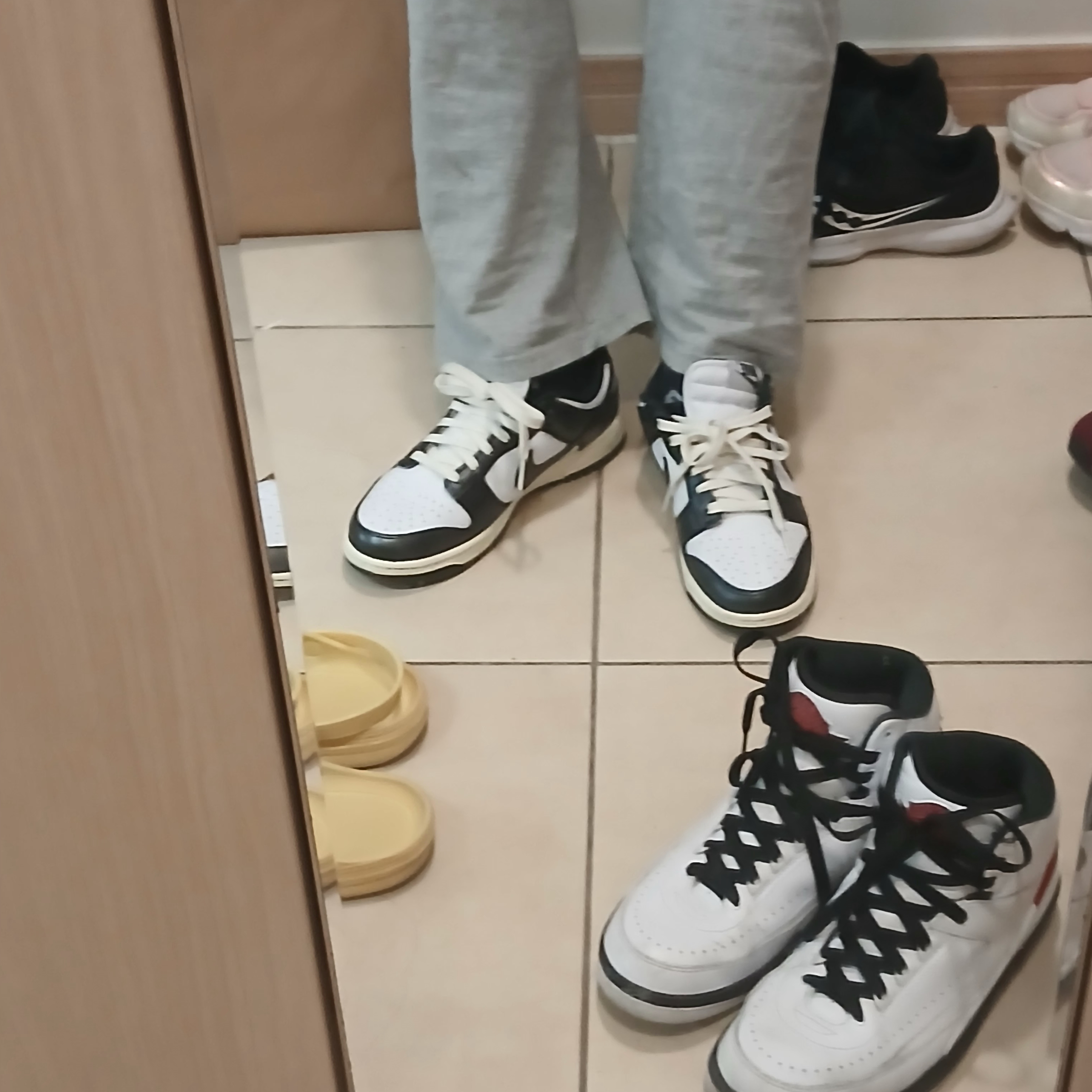 Nike Dunk Low Retro Black, Jordan 2 Retro OG Chicago 착용 스타일 - 3