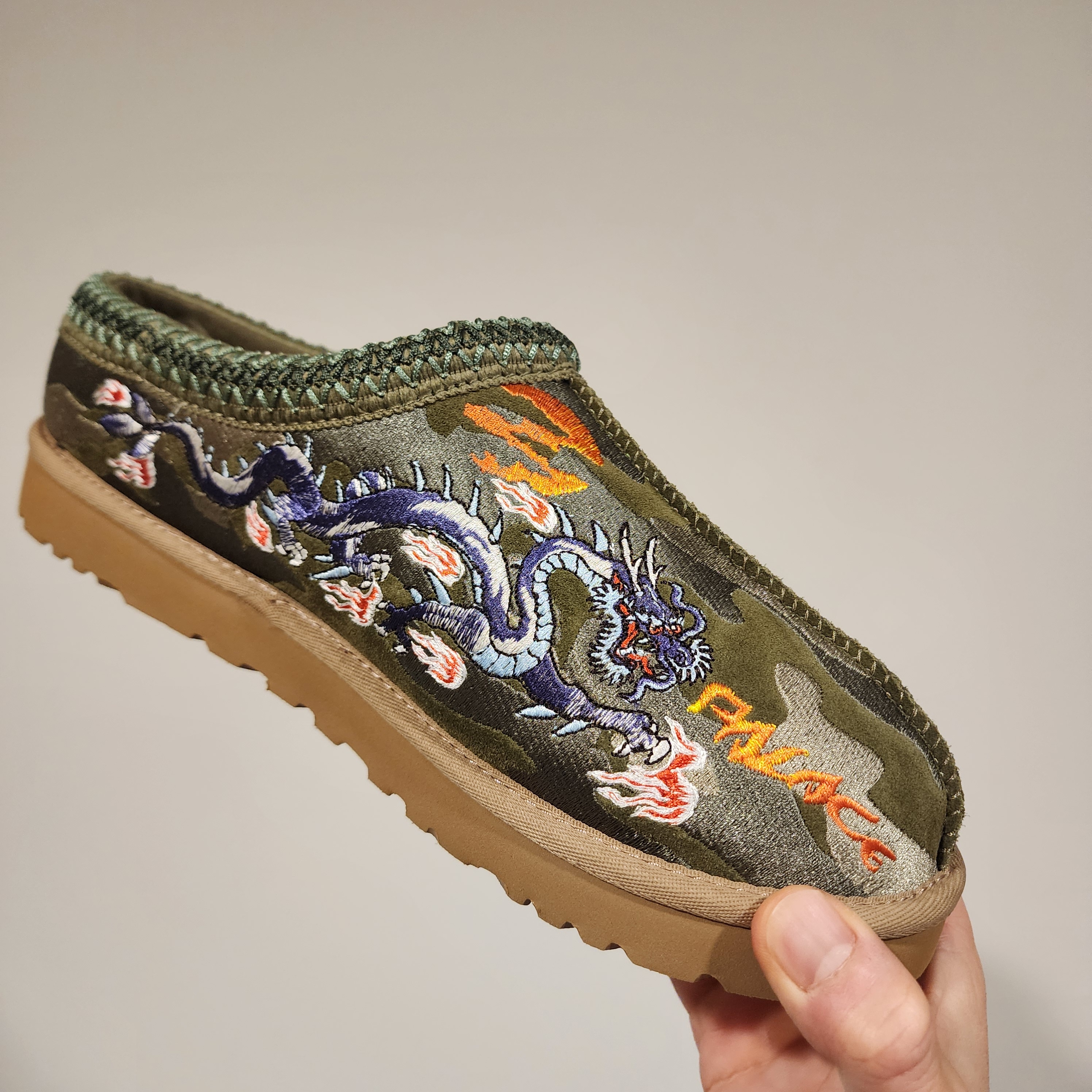 UGG x Palace Tasman Slipper Burnt Olive Camo 착용 스타일 - 2