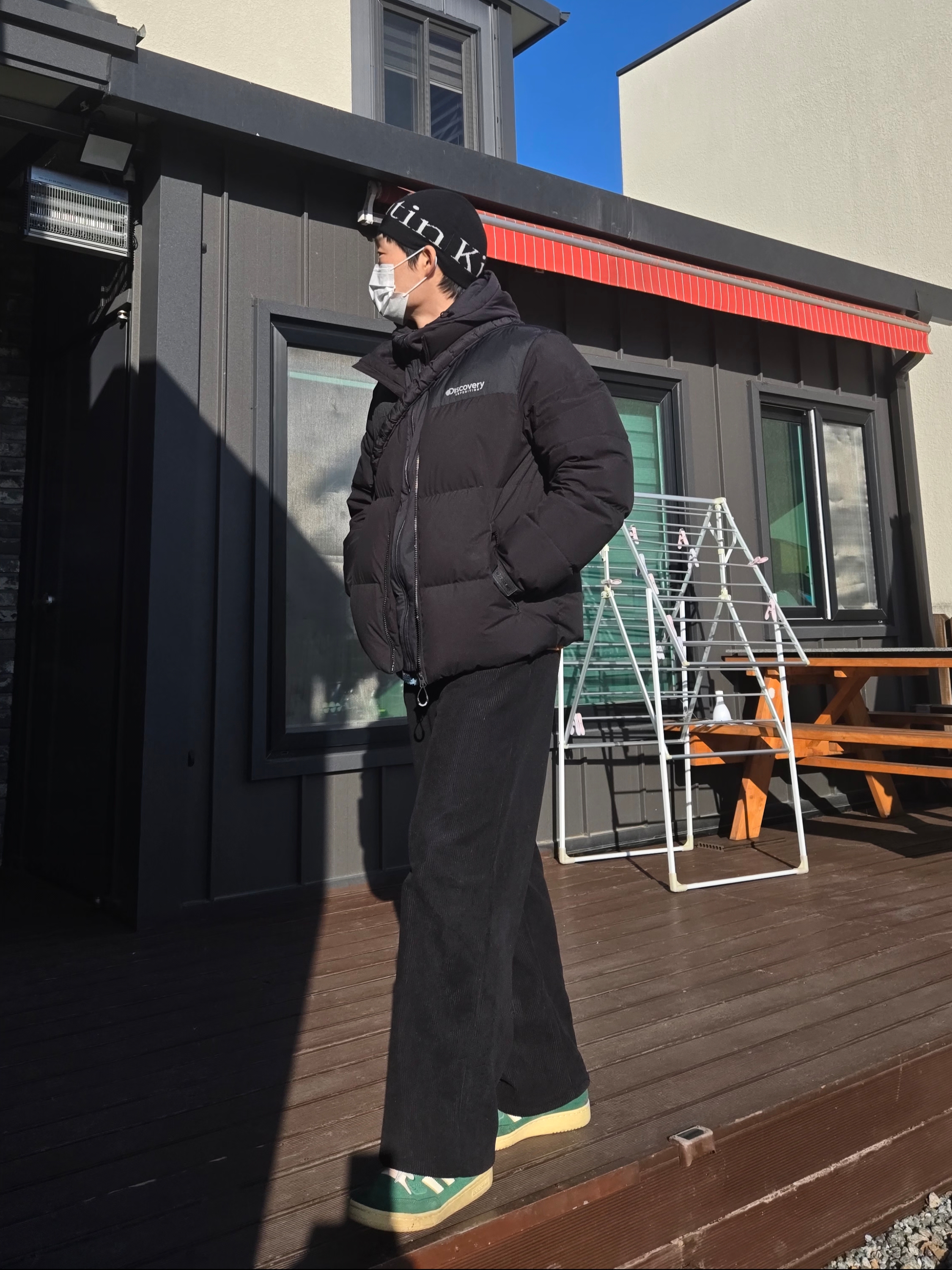 Matin Kim Logo Jacquard Short Beanie Black, COS Quilted Messenger Bag Black 착용 스타일 - 2