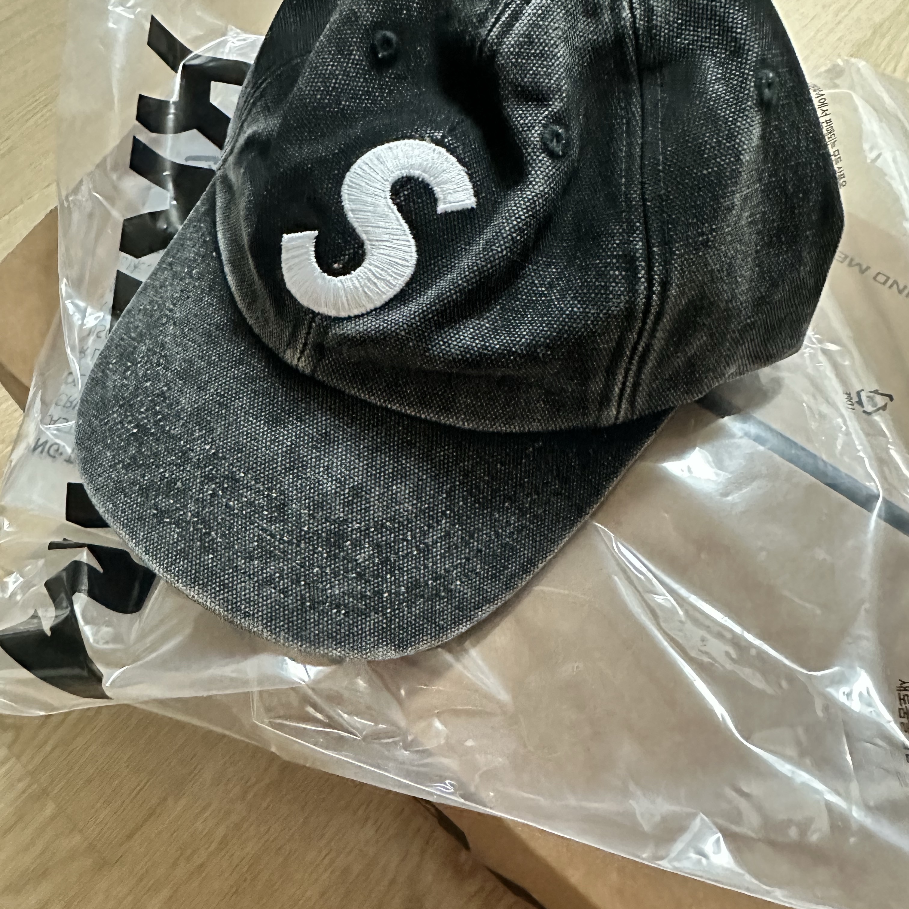 Supreme Pigment S Logo 6-Panel Black - 24FW 착용 스타일 - 3