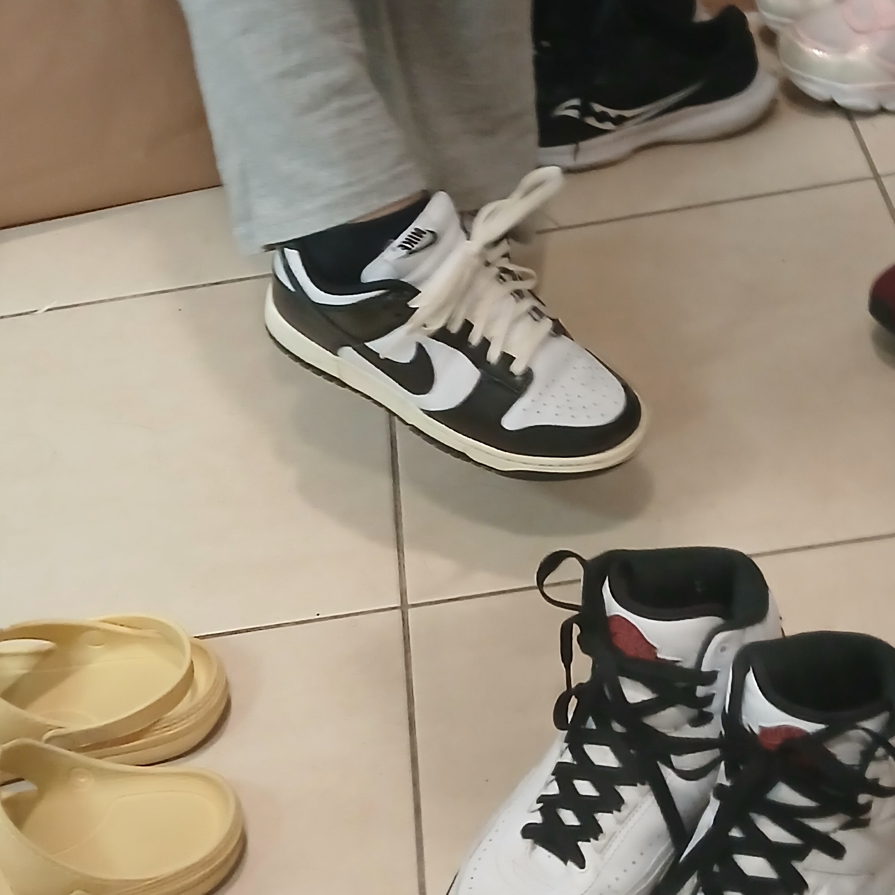 Nike Dunk Low Retro Black, Jordan 2 Retro OG Chicago 착용 스타일 - 4