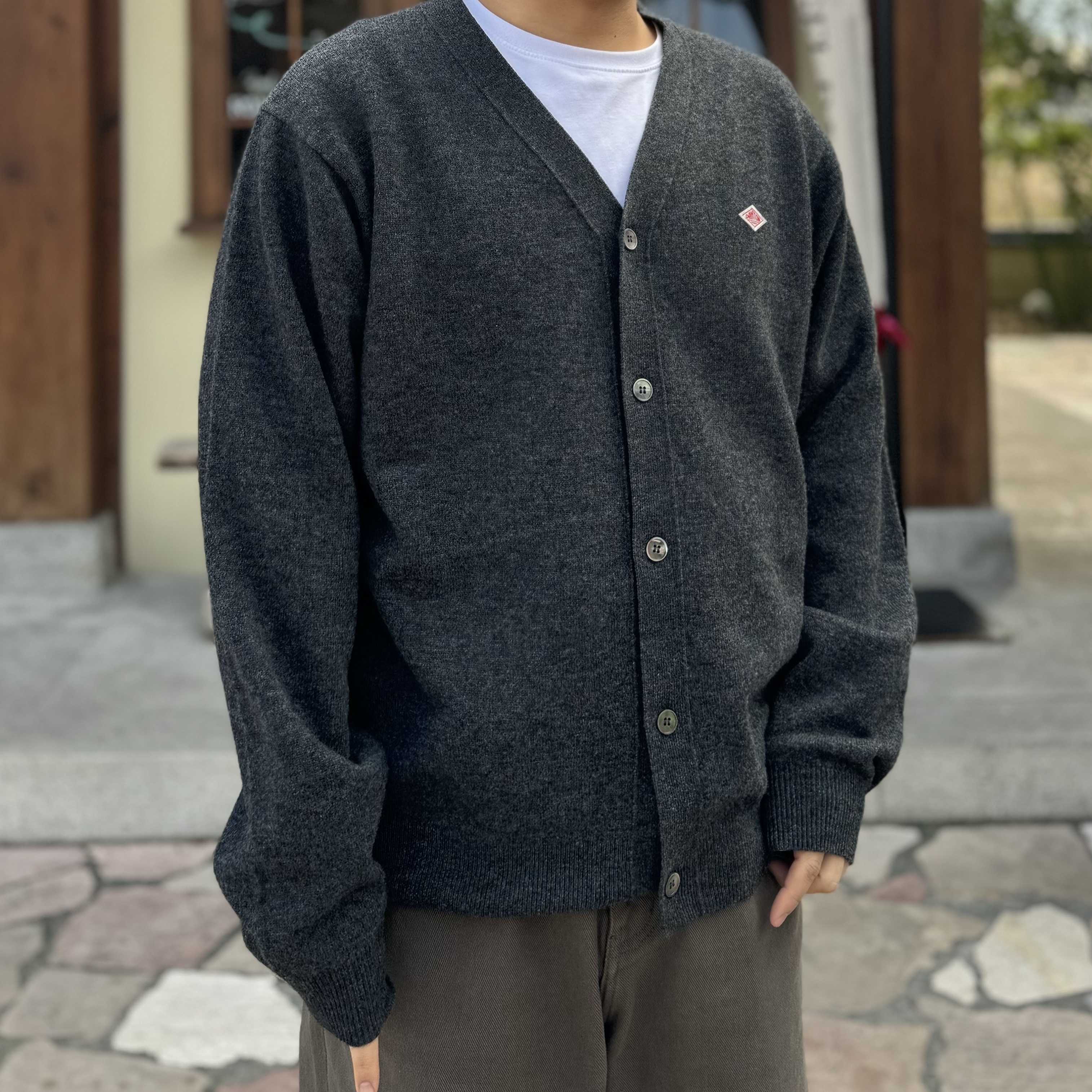 Danton Lambswool V Neck Knit Cardigan Taupe 착용 스타일 - 2