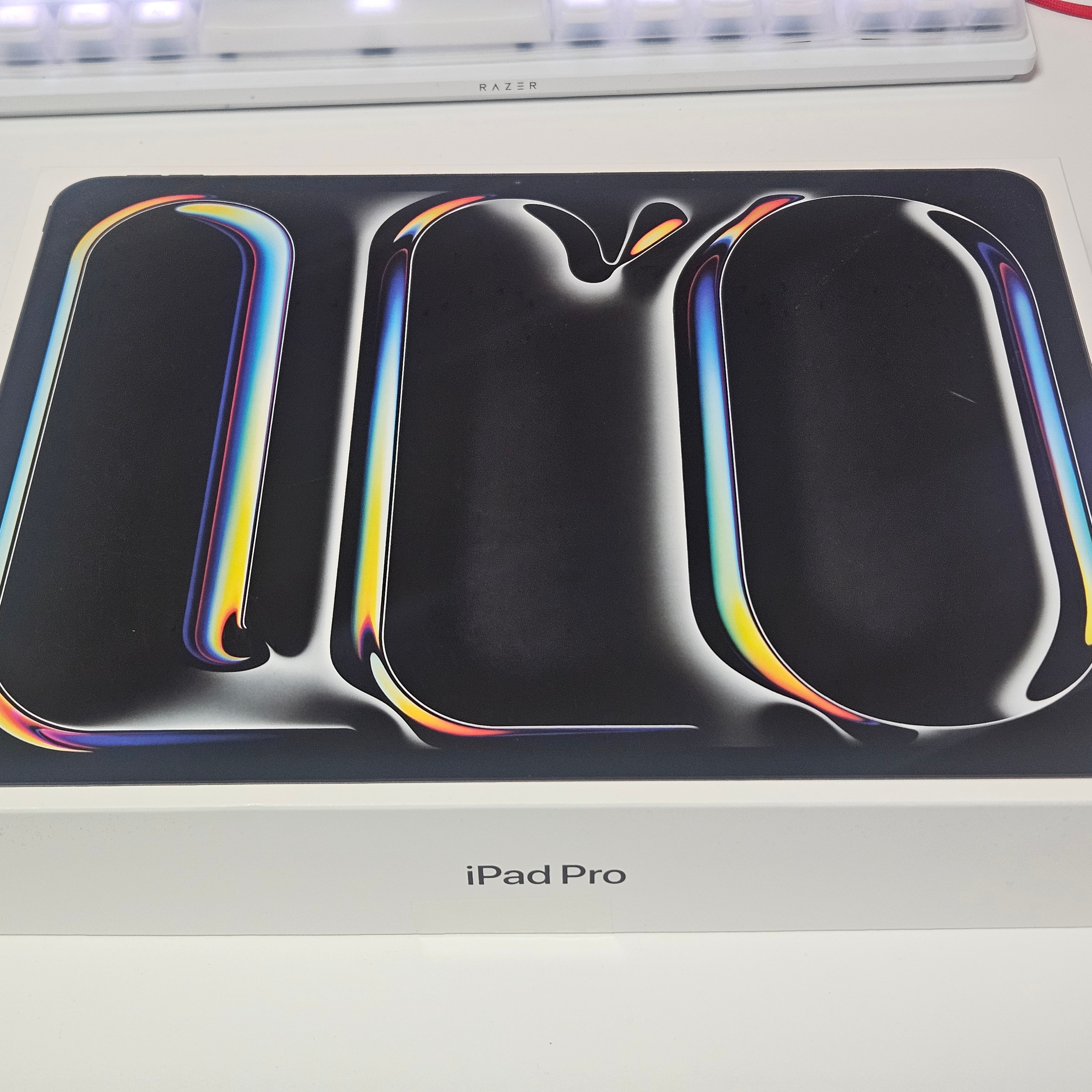 [S등급] Refurbished iPad Pro 13 Gen-7 wifi M4 256GB Spaceblack 착용 스타일 - 1
