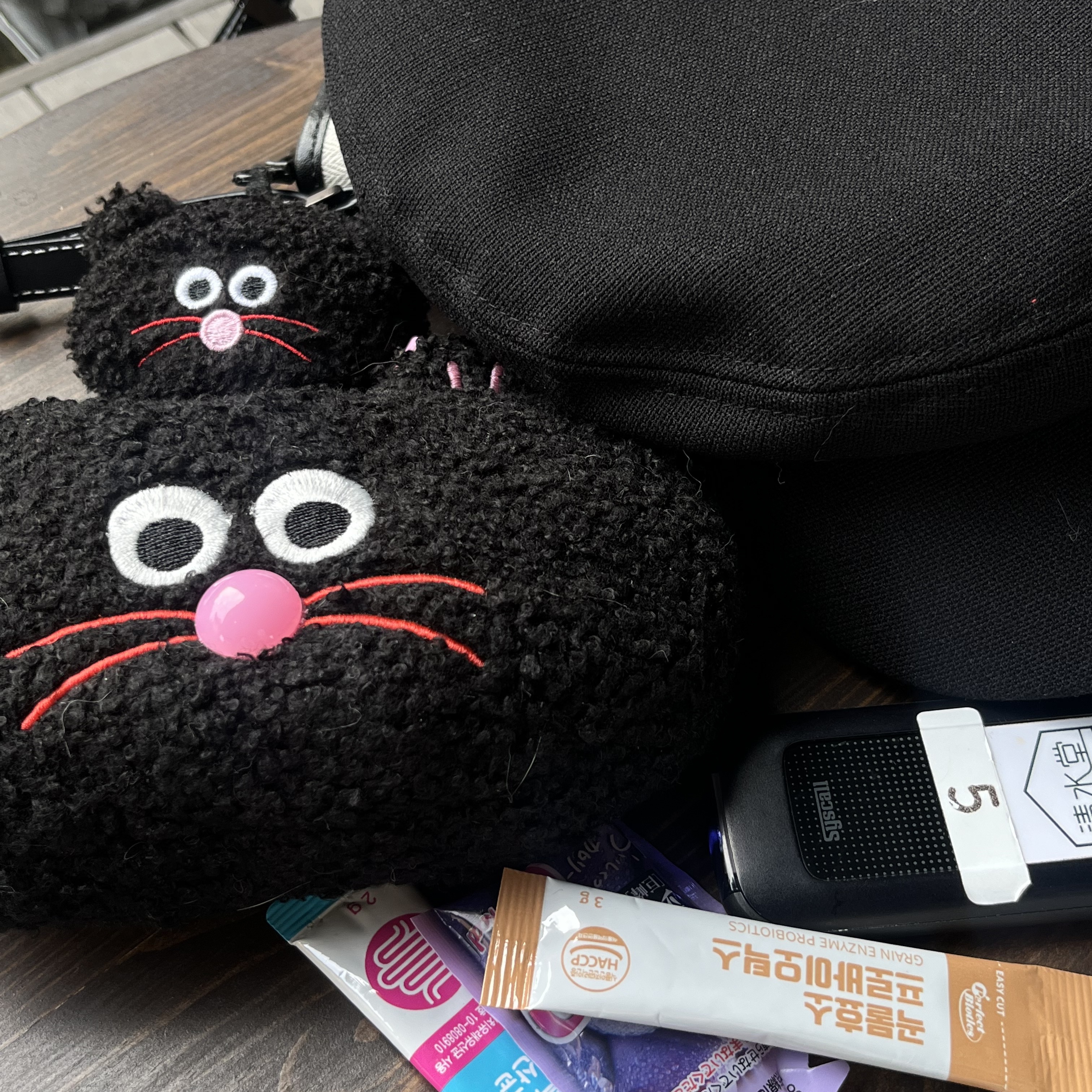 Monamhee Pouch Black 착용 스타일