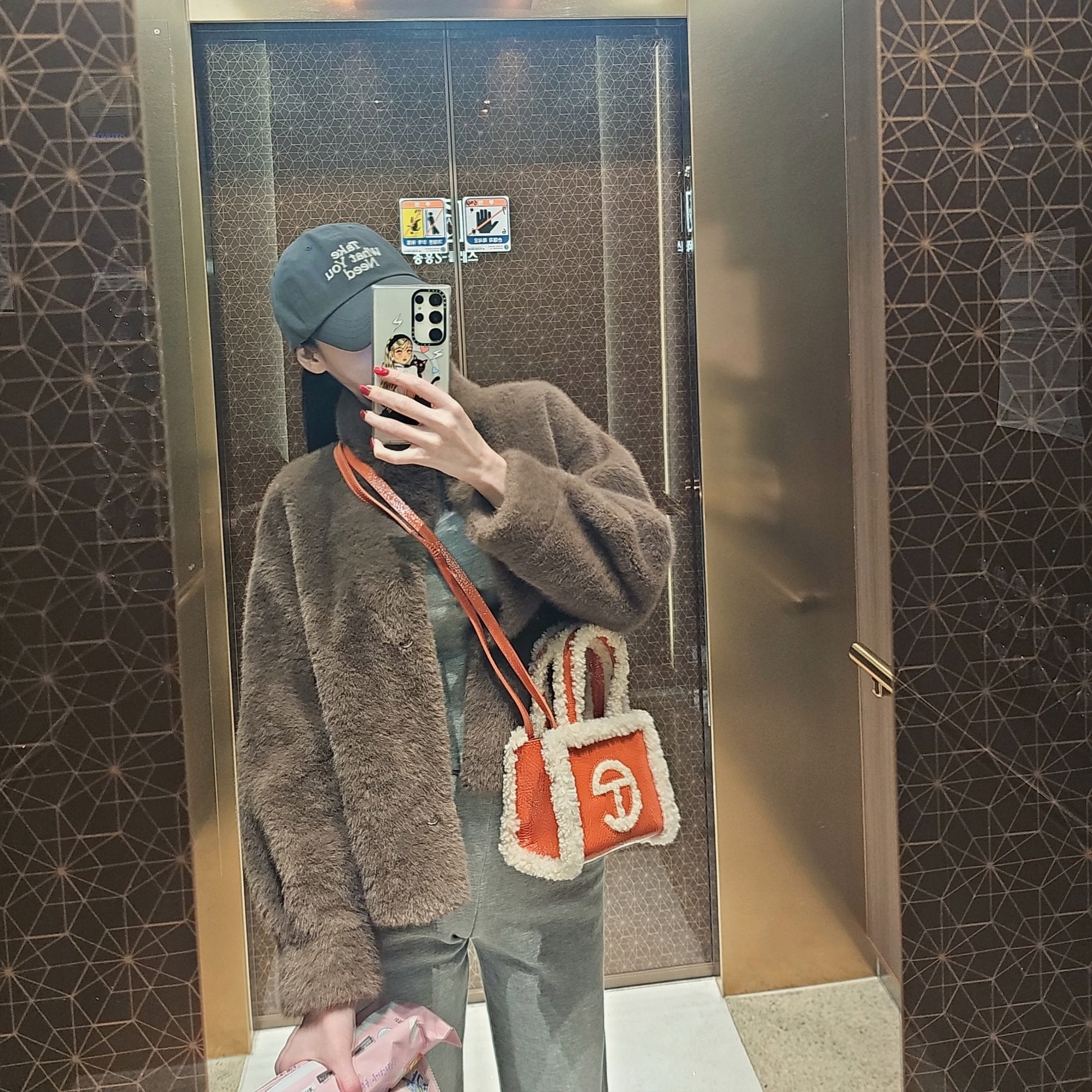 Telfar x UGG Small Shopper Crinkle Spicy Pumpkin, (W) UGG Classic Mini Platform Boots Chestnut 착용 스타일 - 2