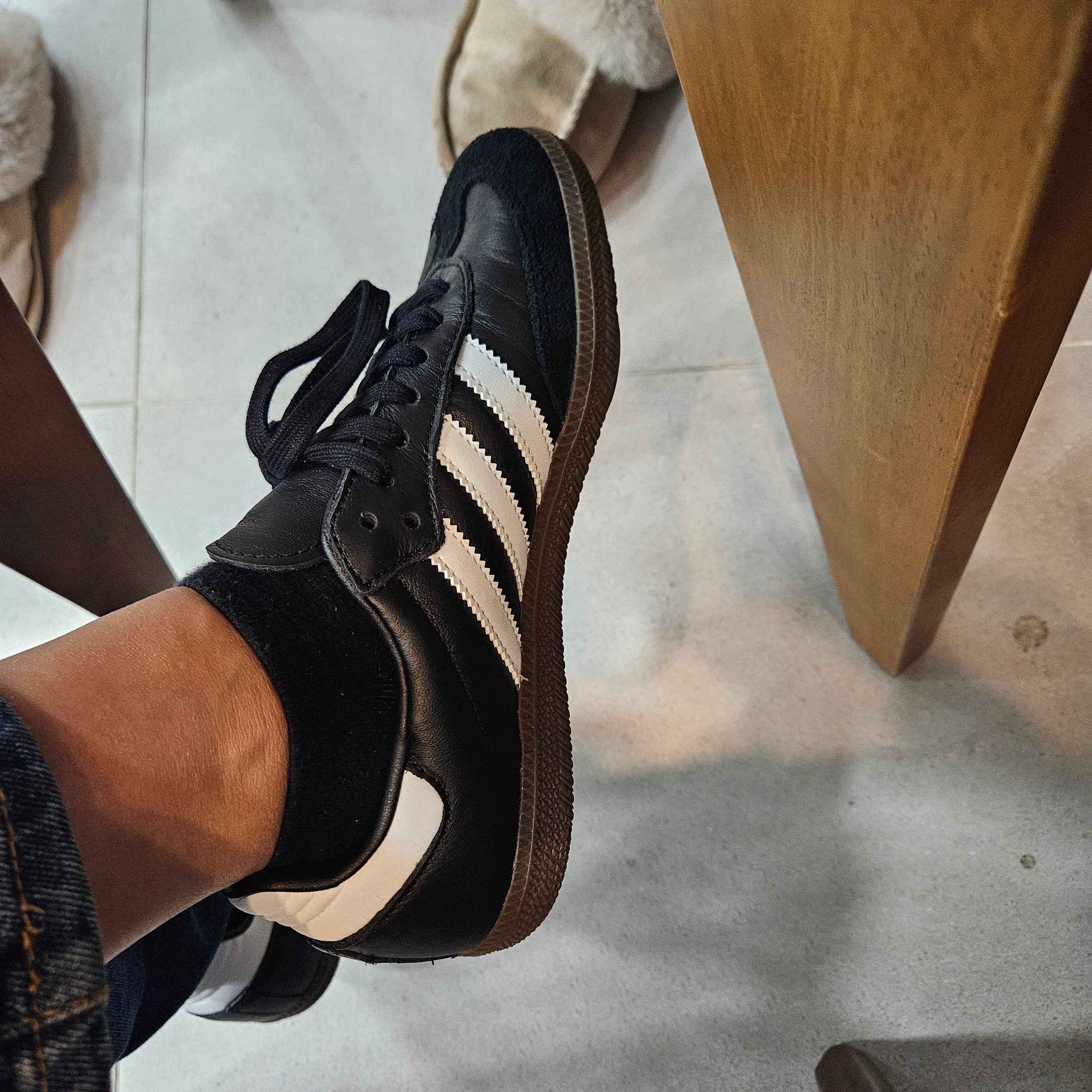 Adidas Samba OG Black White Gum 착용 스타일