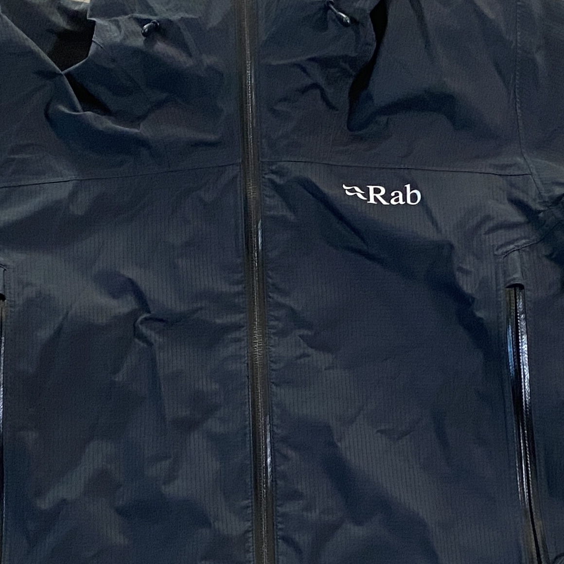 Rab Downpour Plus 2.0 Jacket Black 착용 스타일