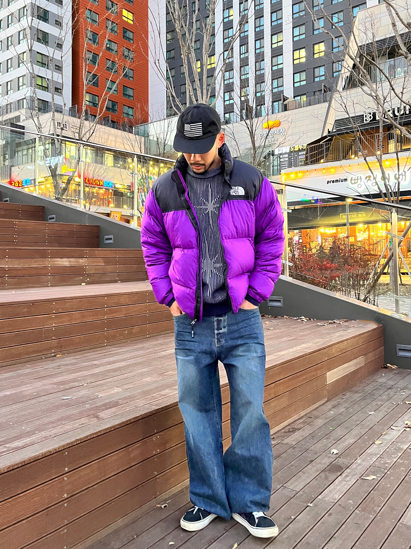 The North Face 1996 Eco Nuptse Jacket Purple, Vans Sk8-Hi Black White 착용 스타일 - 1