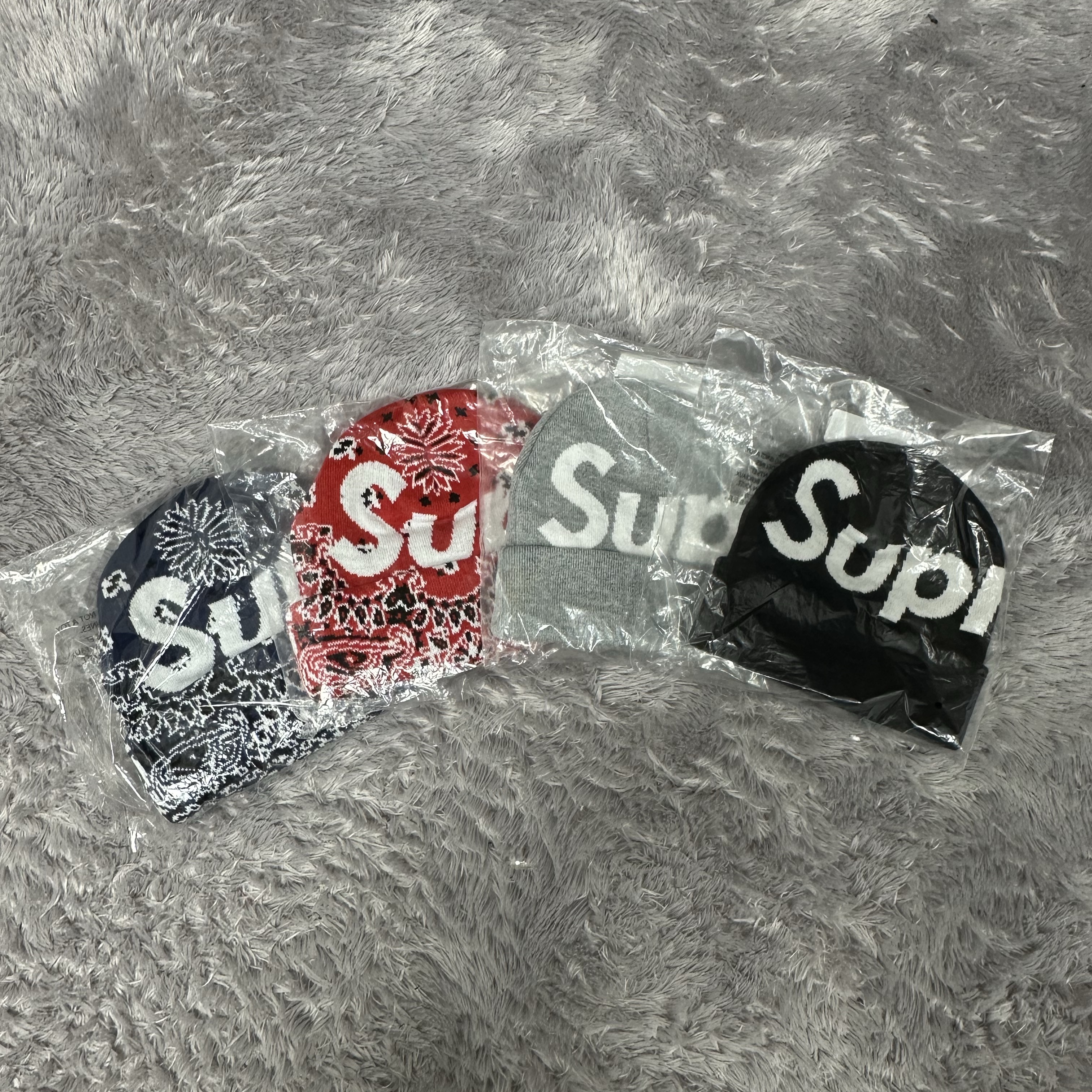 Supreme Big Logo Beanie Navy Bandana - 24FW, Supreme Big Logo Beanie Red Bandana - 24FW 착용 스타일