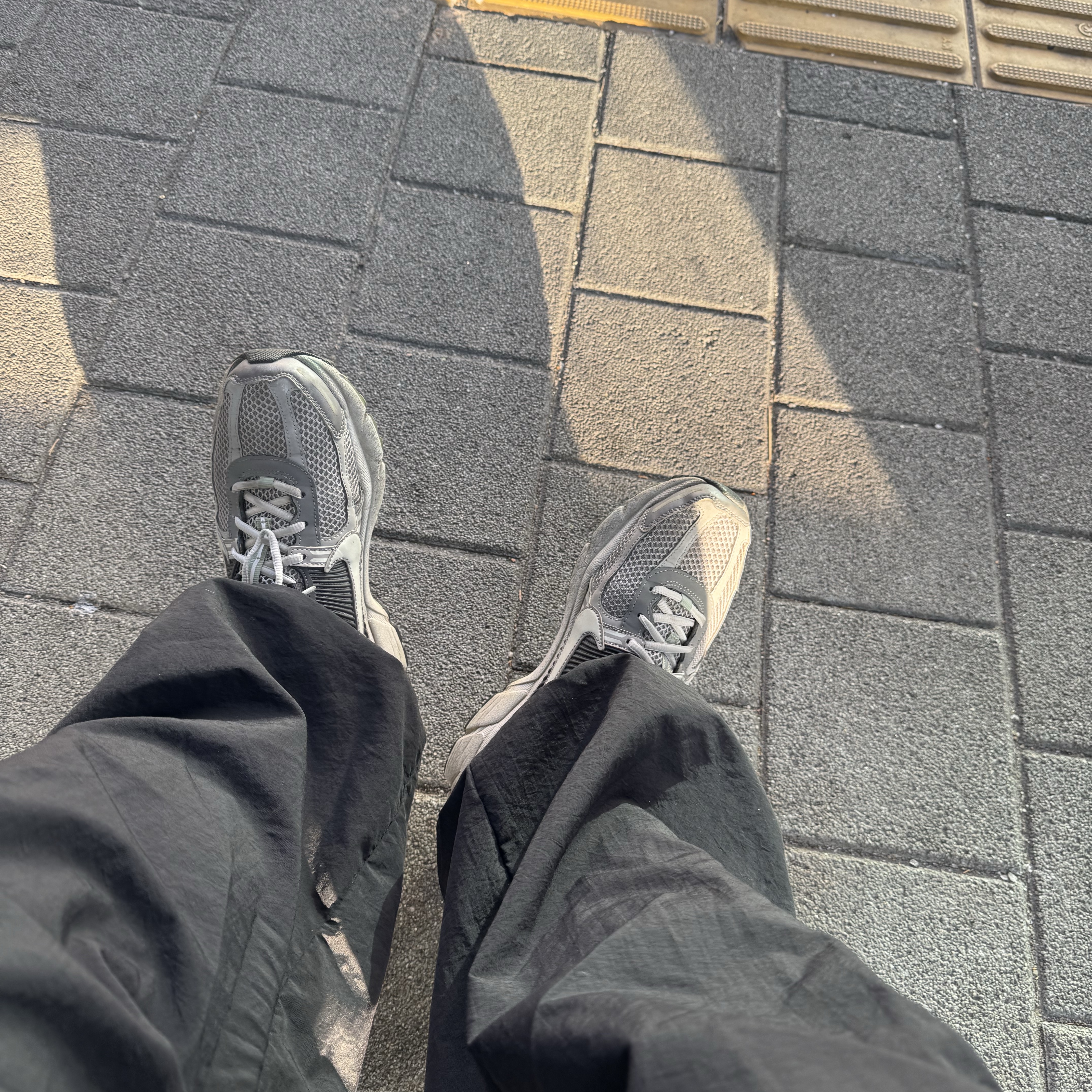 (W) Nike Zoom Vomero 5 Cobblestone and Flat Pewter 착용 스타일