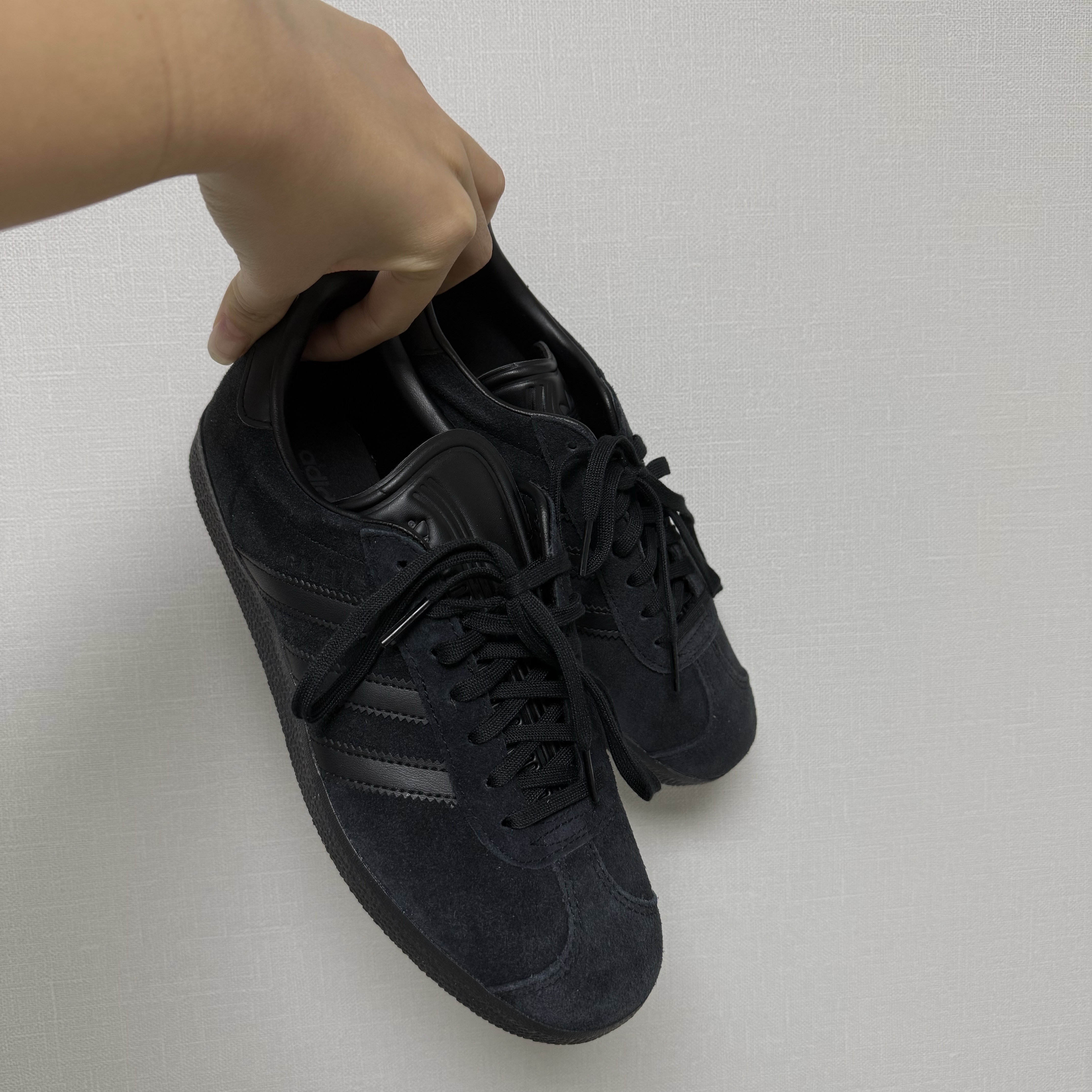 Adidas Gazelle Triple Black 착용 스타일 - 1
