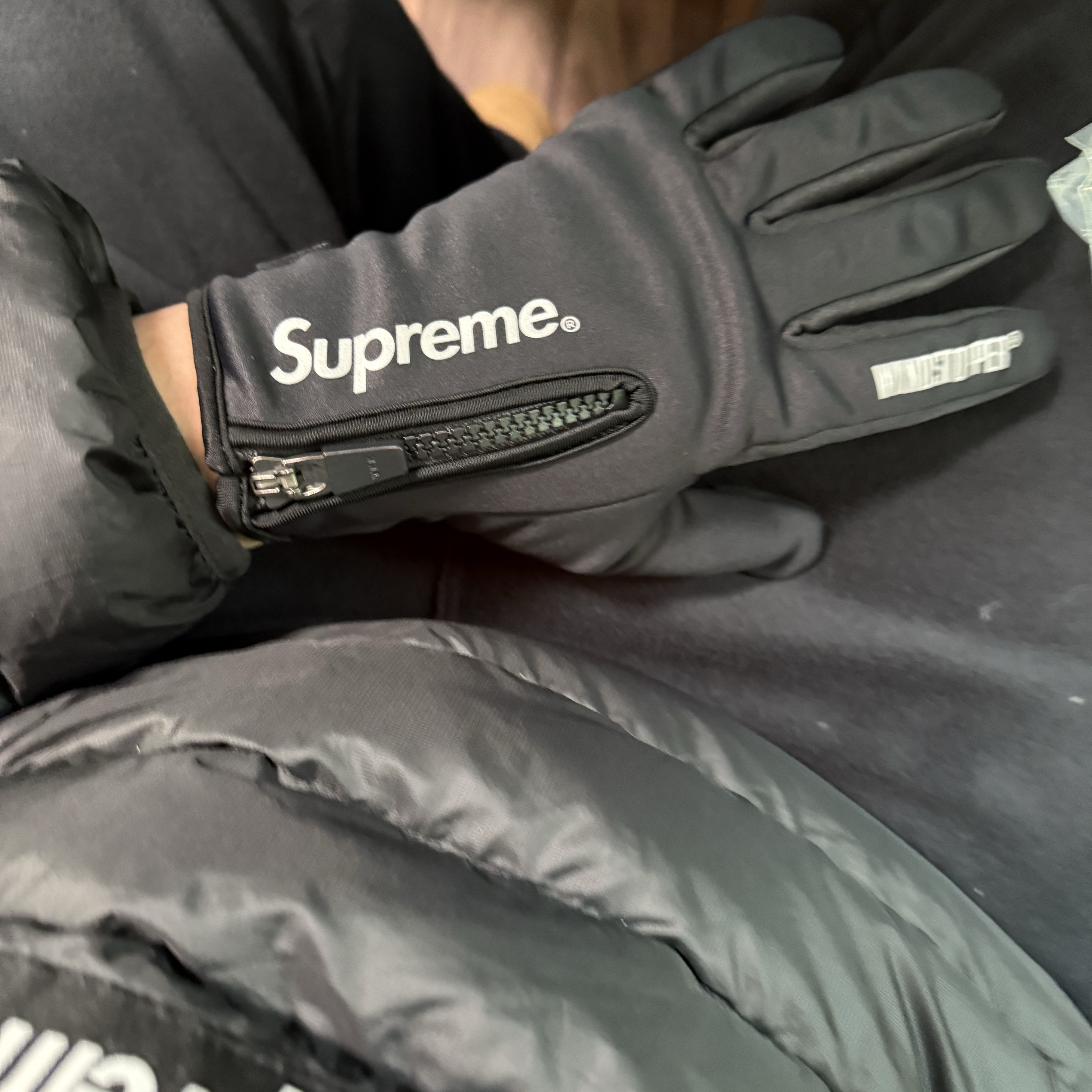 Supreme Windstopper Zip Gloves Black - 24FW, Supreme Polartec Pant Black - 24FW 착용 스타일