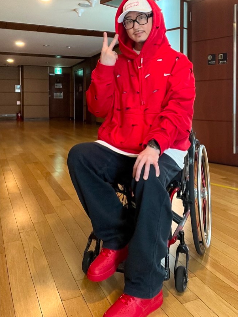 Nike x Jacquemus Swoosh Hoodie University Red - Asia, Supreme x MM6 Maison Margiela Painted Camp Cap White - 24SS 착용 스타일
