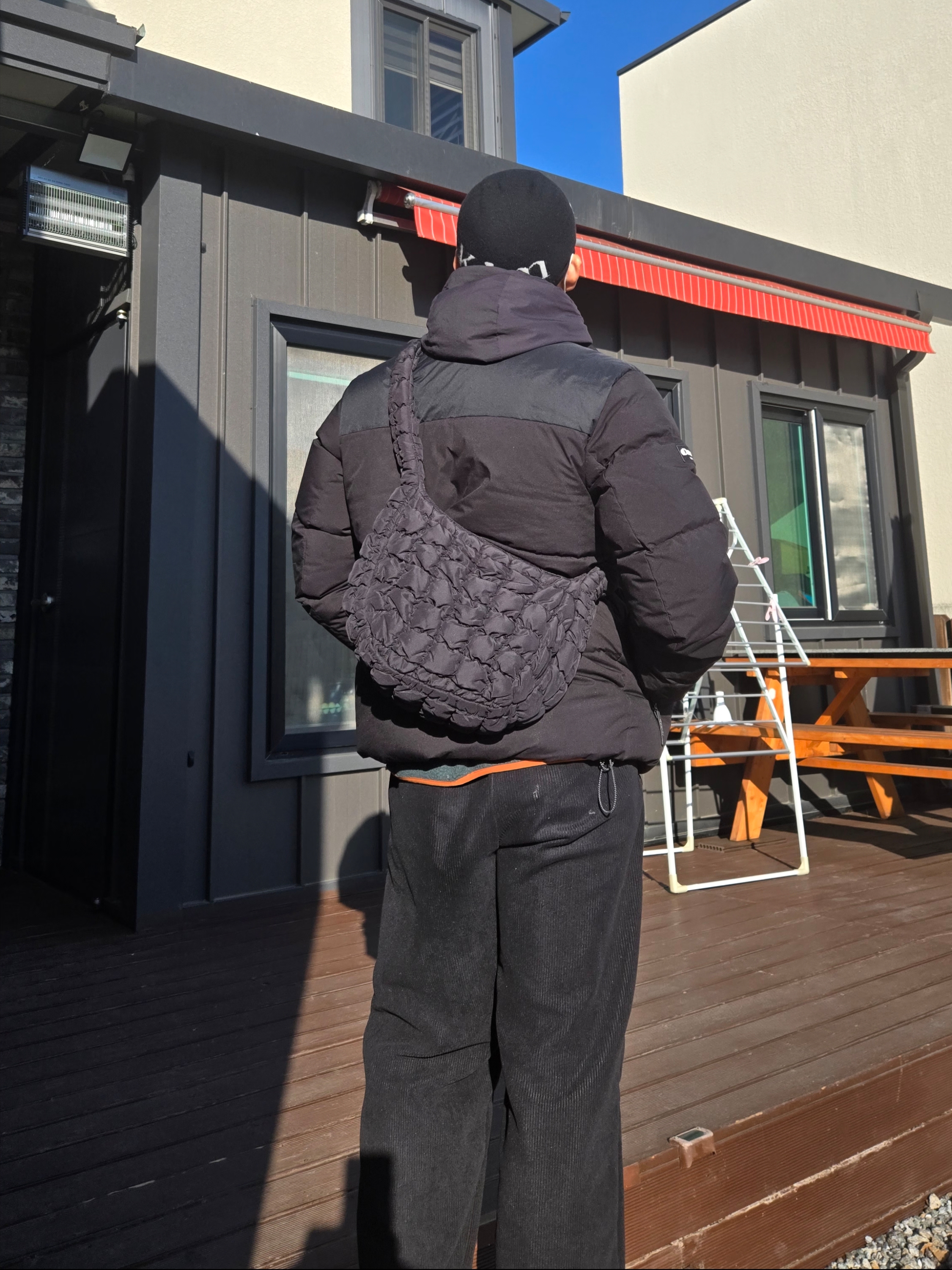 Matin Kim Logo Jacquard Short Beanie Black, COS Quilted Messenger Bag Black 착용 스타일 - 3