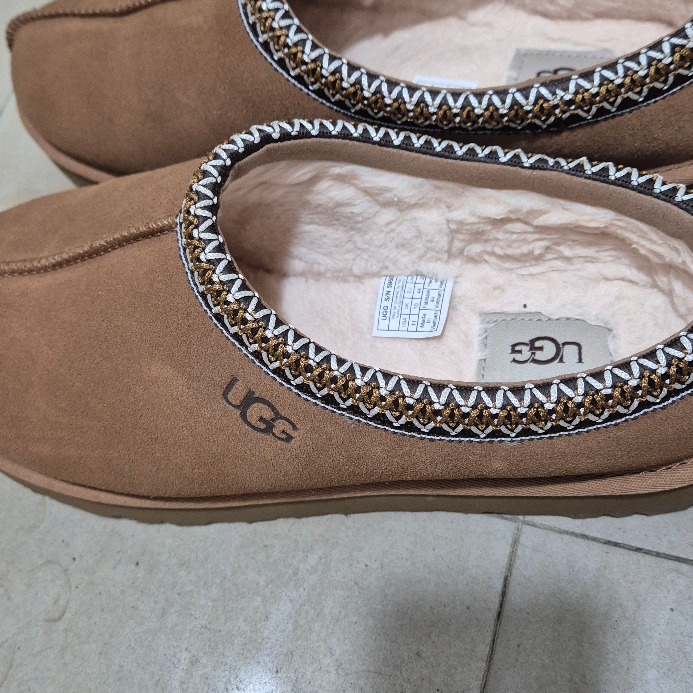 UGG Tasman Slipper Chestnut 착용 스타일