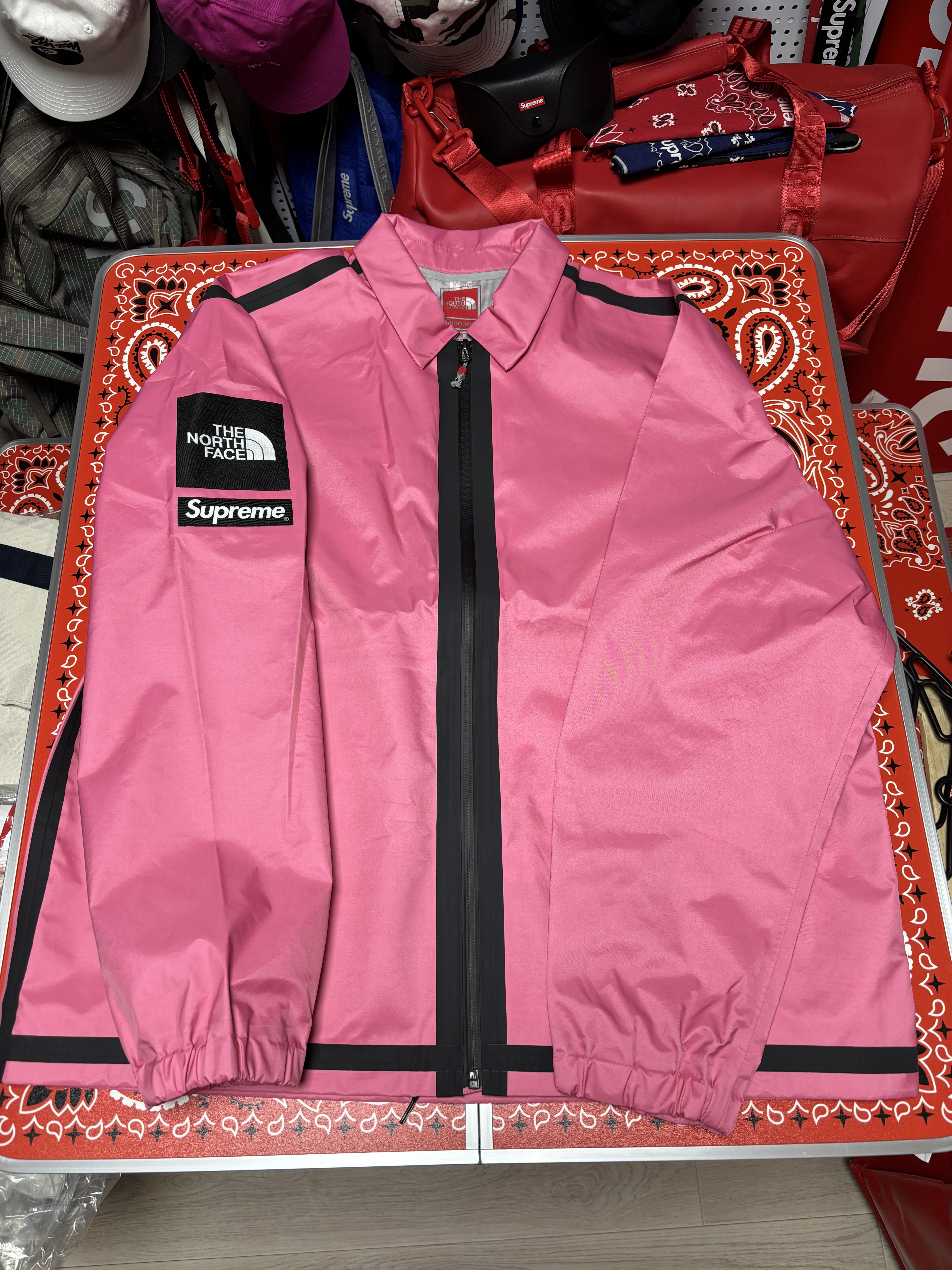 Supreme x The North Face Summit Series Outer Tape Seam Coaches Jacket Pink - 21SS, Supreme x Ducati Track Jacket Light Grey - 24SS 착용 스타일 - 1