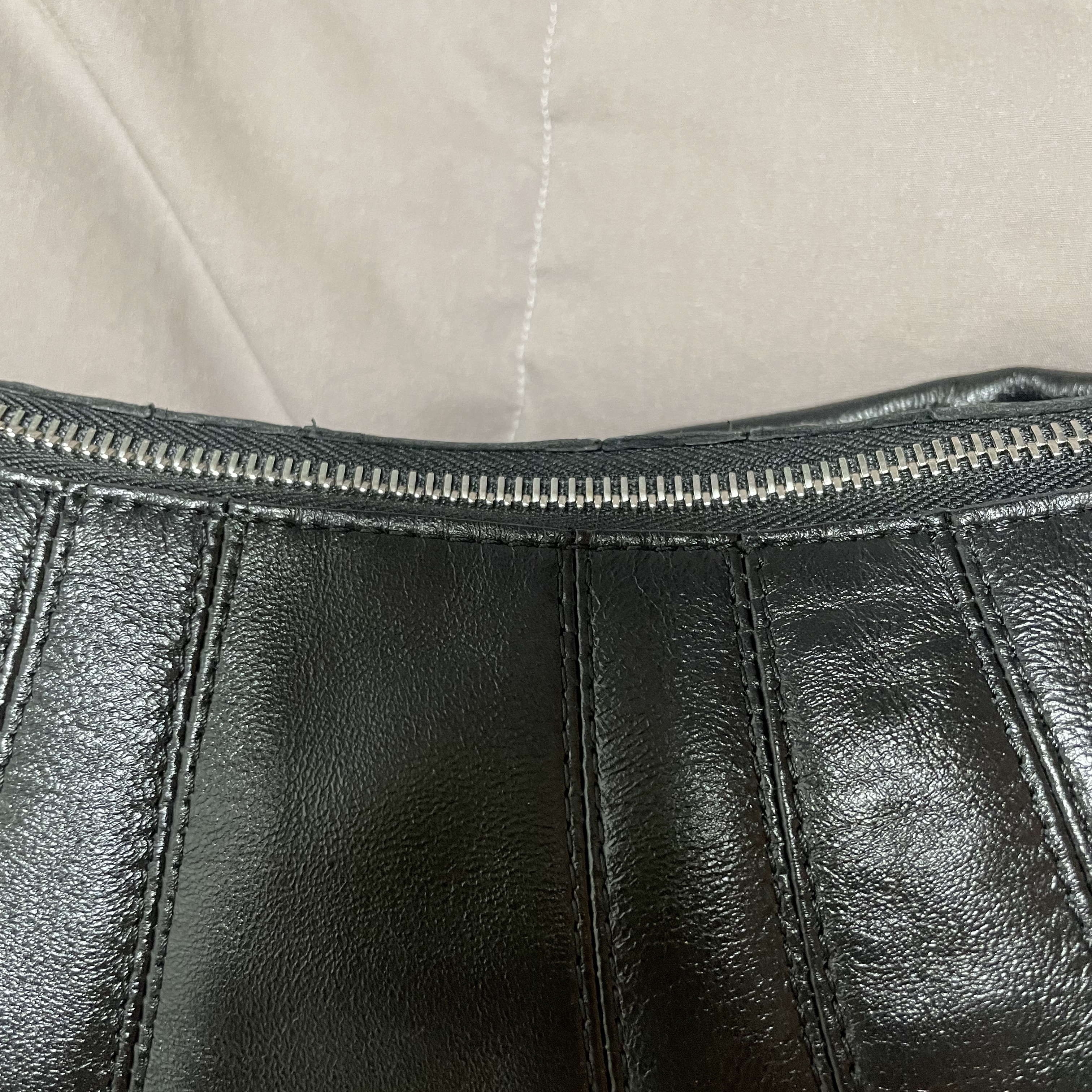 Lemaire Small Croissant Bag Soft Nappa Leather Black 착용 스타일 - 1