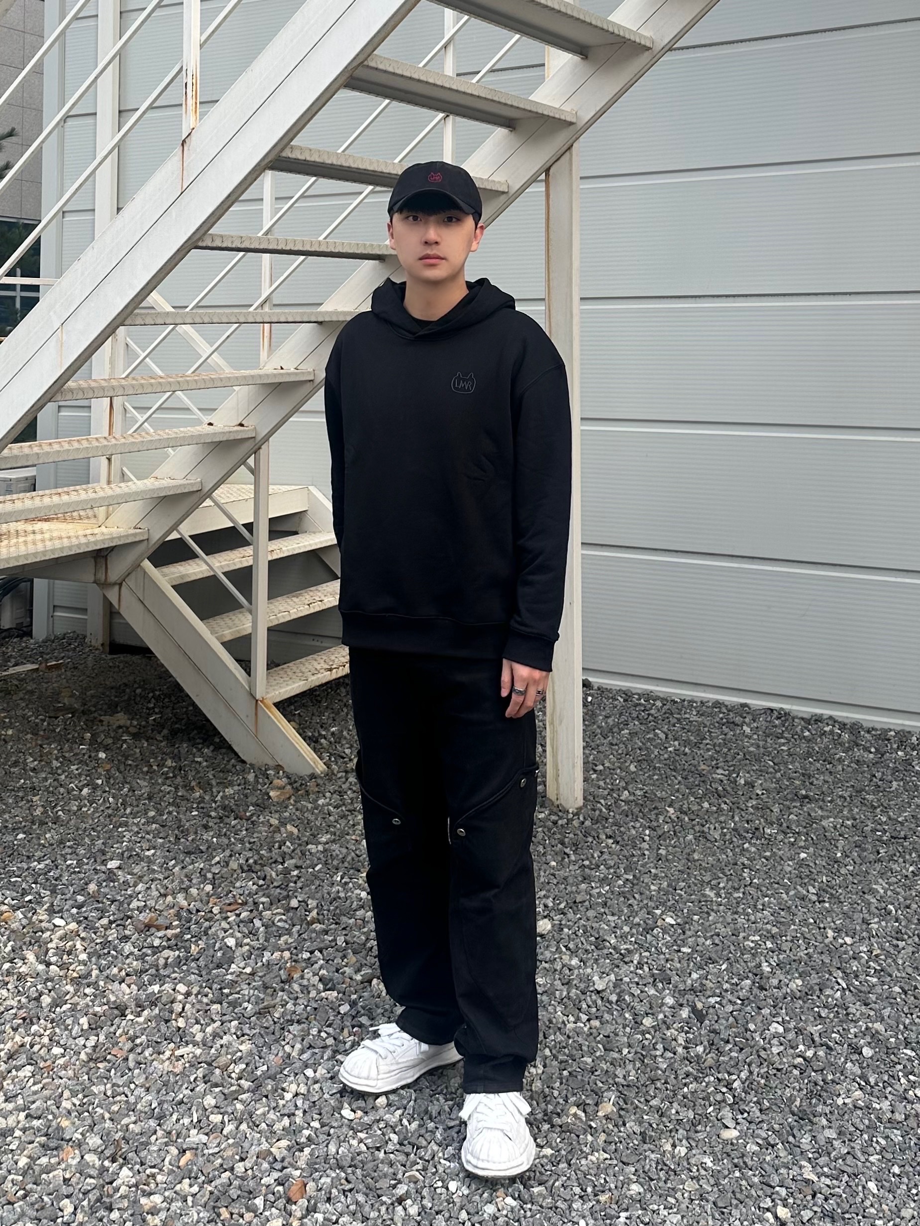 Maison Mihara Yasuhiro Blakey OG Sole Canvas Low-top Sneakers White 착용 스타일 - 2