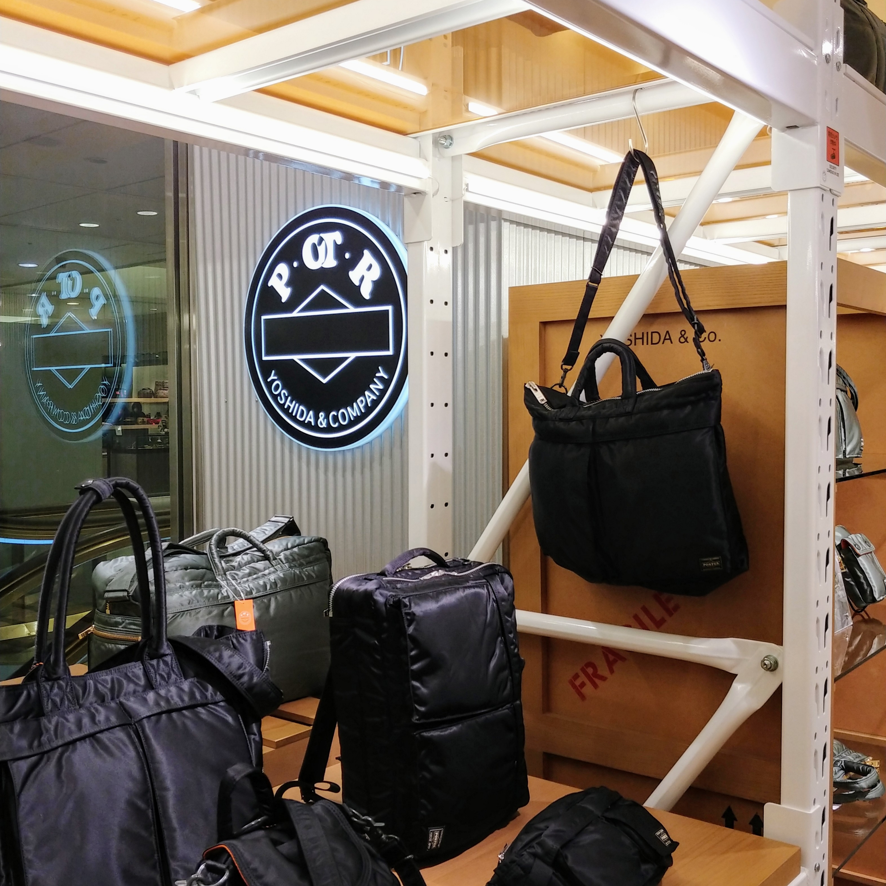 Porter All New Tanker Short Helmet Bag Black, Porter All New Tanker 2Way Document Bag Sage Green 착용 스타일 - 2