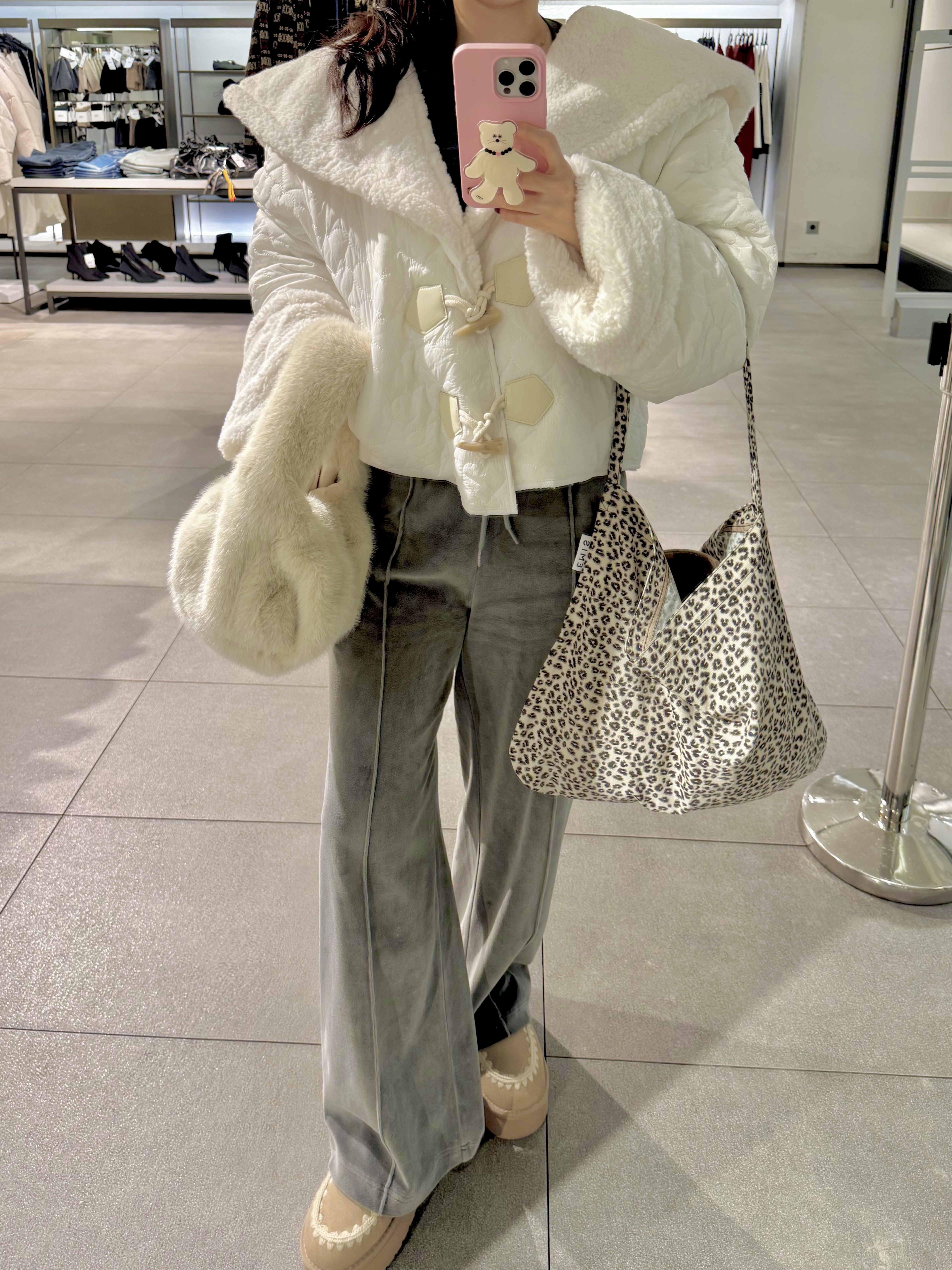 & Other Stories Fluffy Fur Bag Cream, Emis Leopard Corduroy Eco Bag Cream 착용 스타일 - 1