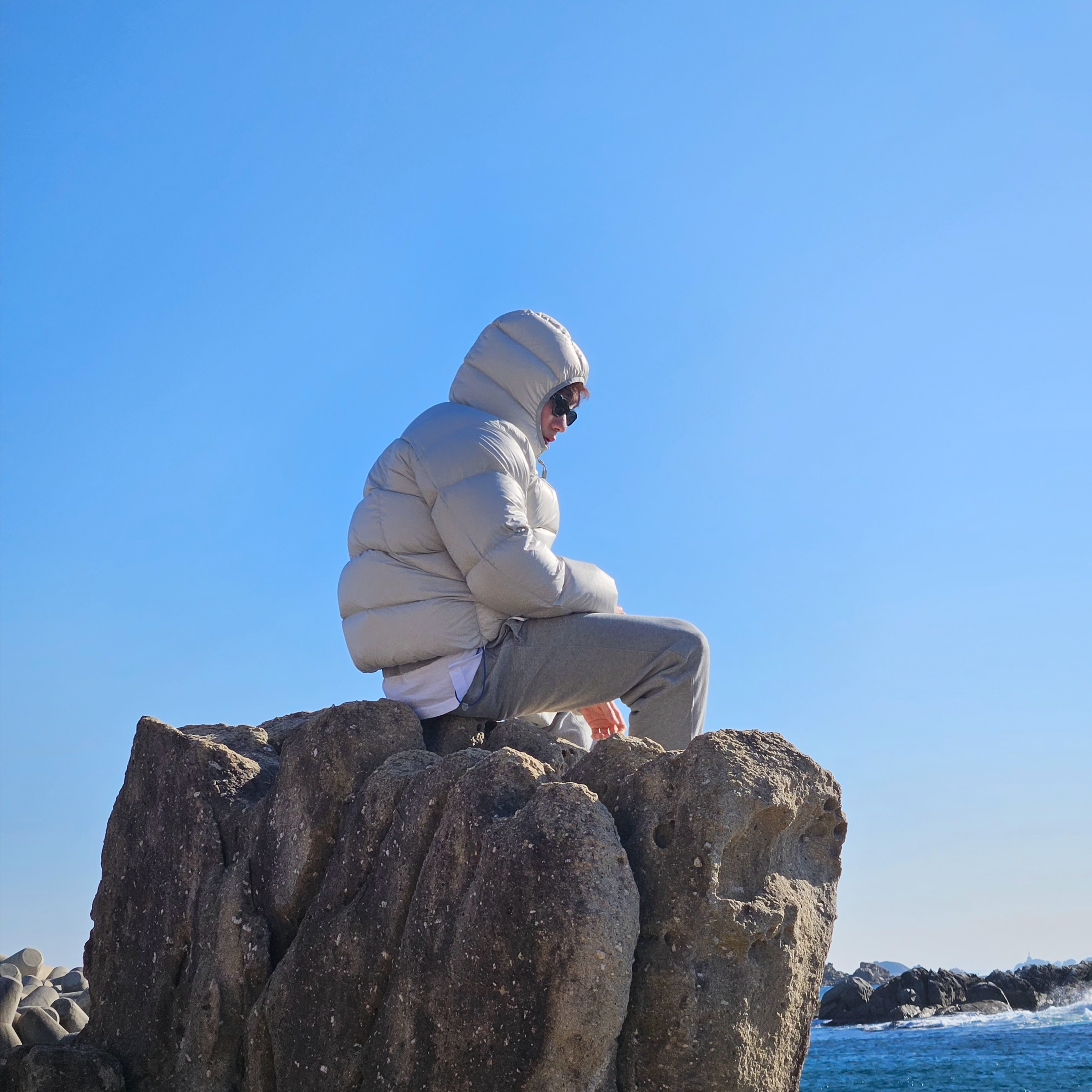 Palace Pertex Opaque Balaclava Puffa Concrete Grey - 24FW, Jordan 4 x Travis Scott Retro Cactus Jack 착용 스타일 - 2