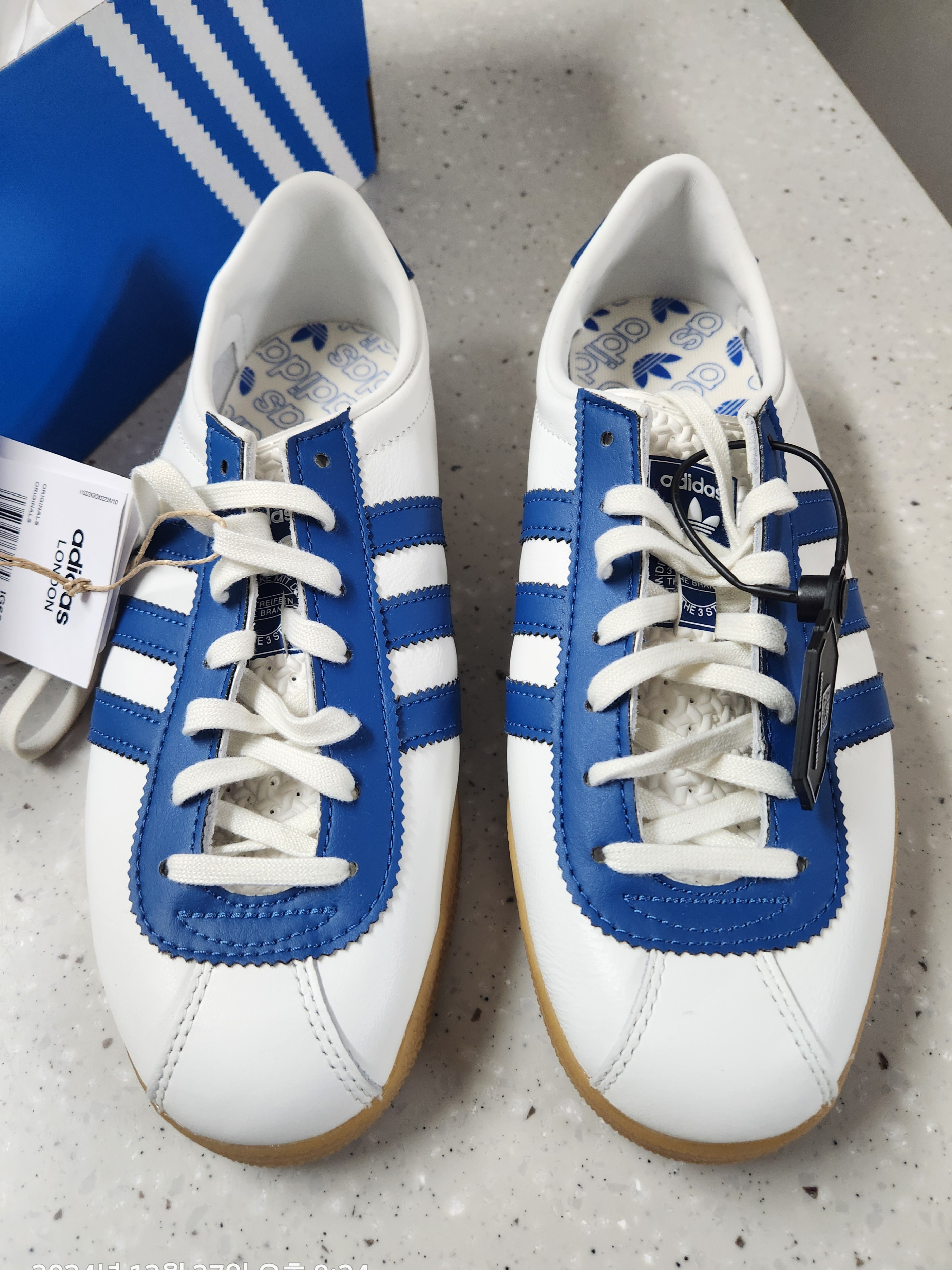 Adidas London Core White Dark Marine 착용 스타일 - 1
