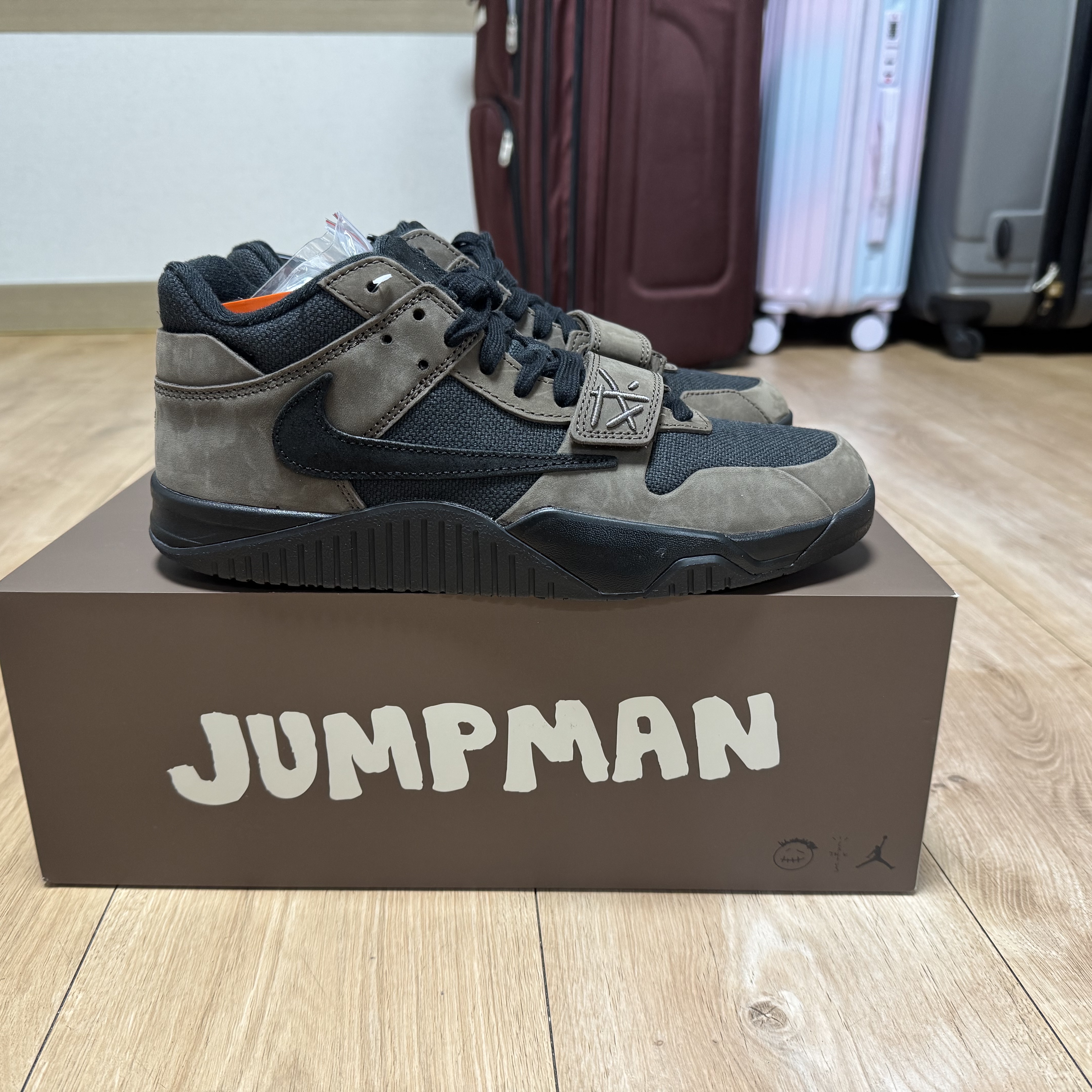 Jordan x Travis Scott Jumpman Jack TR Black and Dark Mocha 착용 스타일 - 1
