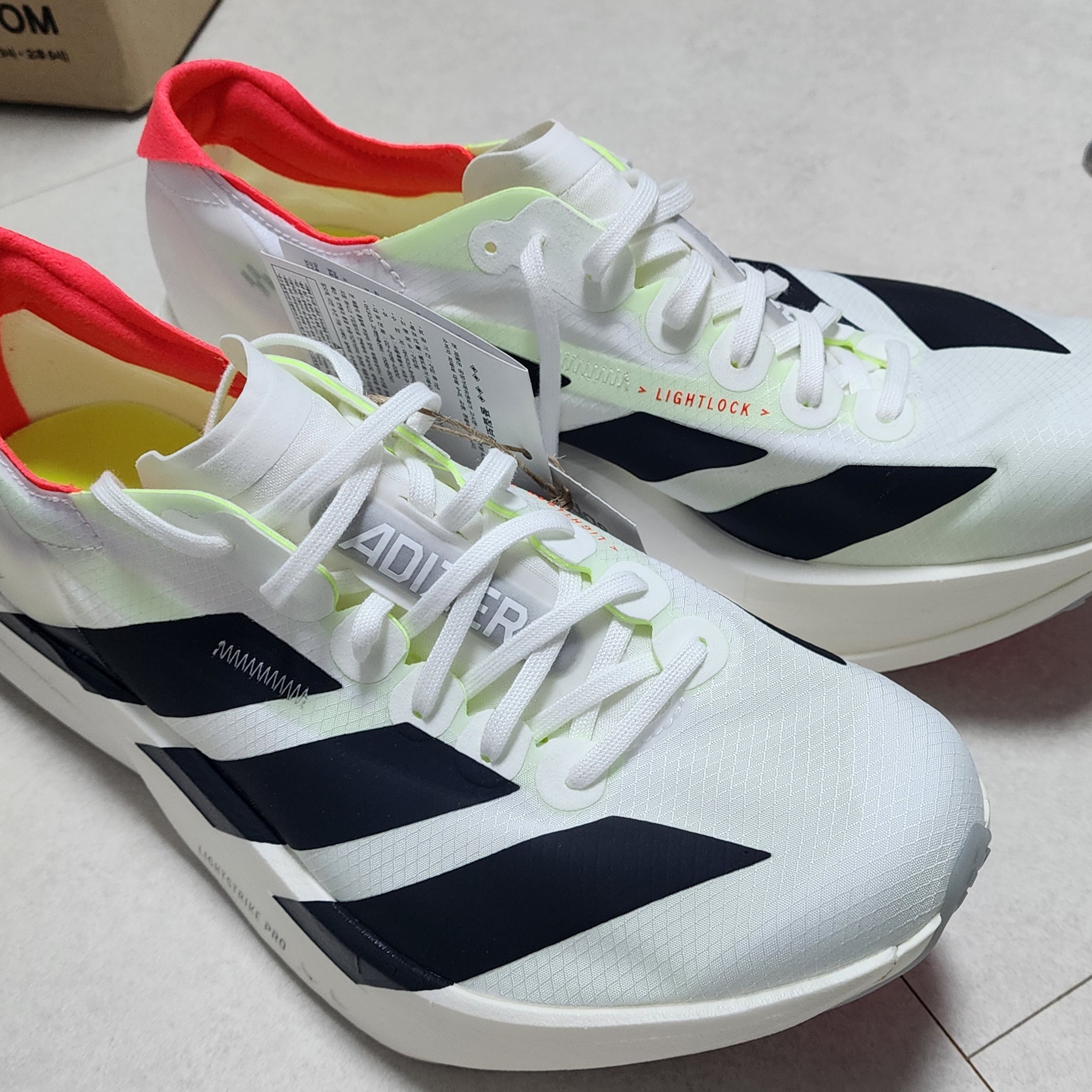 Adidas Adizero Adios Pro 4 Cloud White Core Black 착용 스타일 - 2