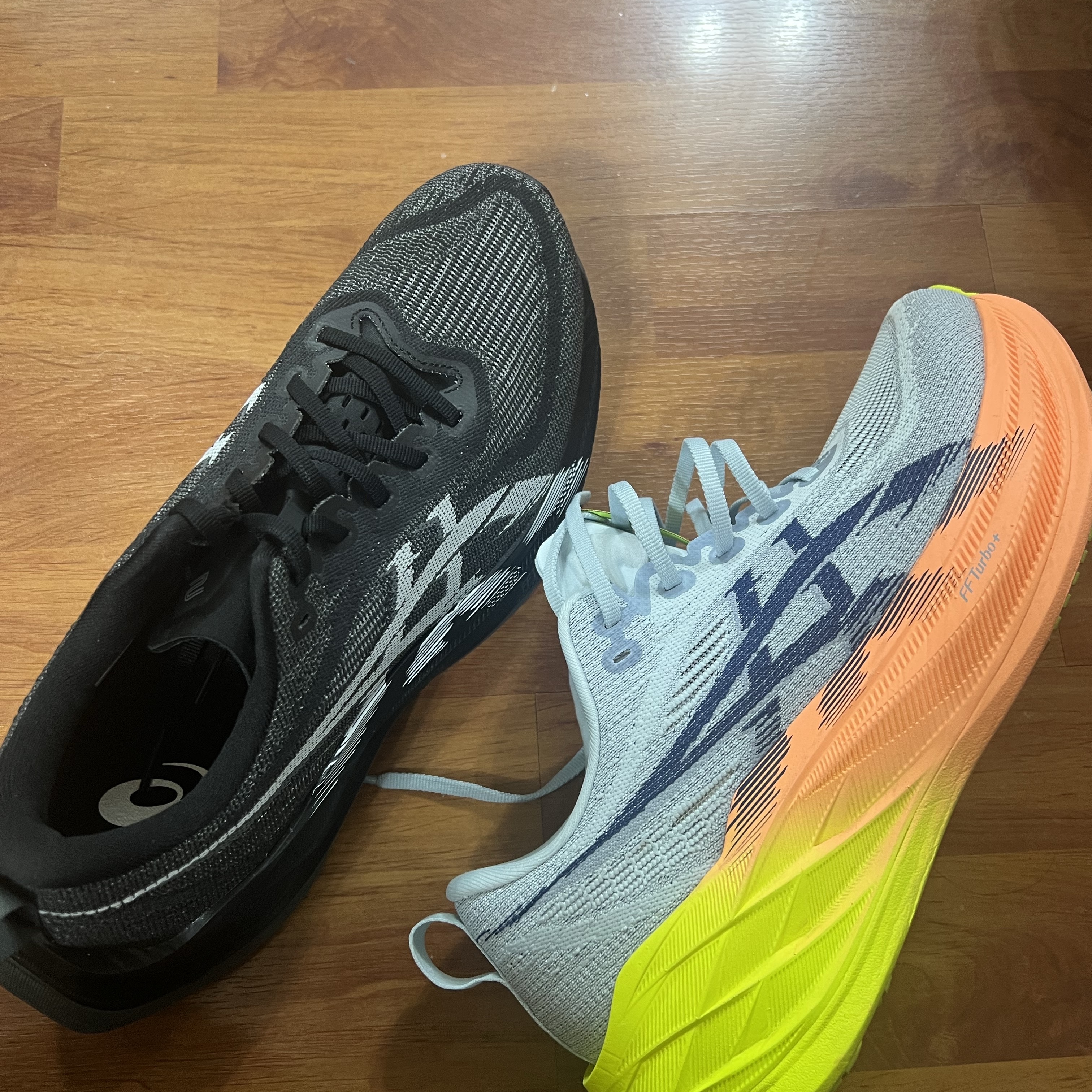 Asics Superblast 2 Black White, Asics Superblast 2 Paris Cool Grey Safety Yellow 착용 스타일