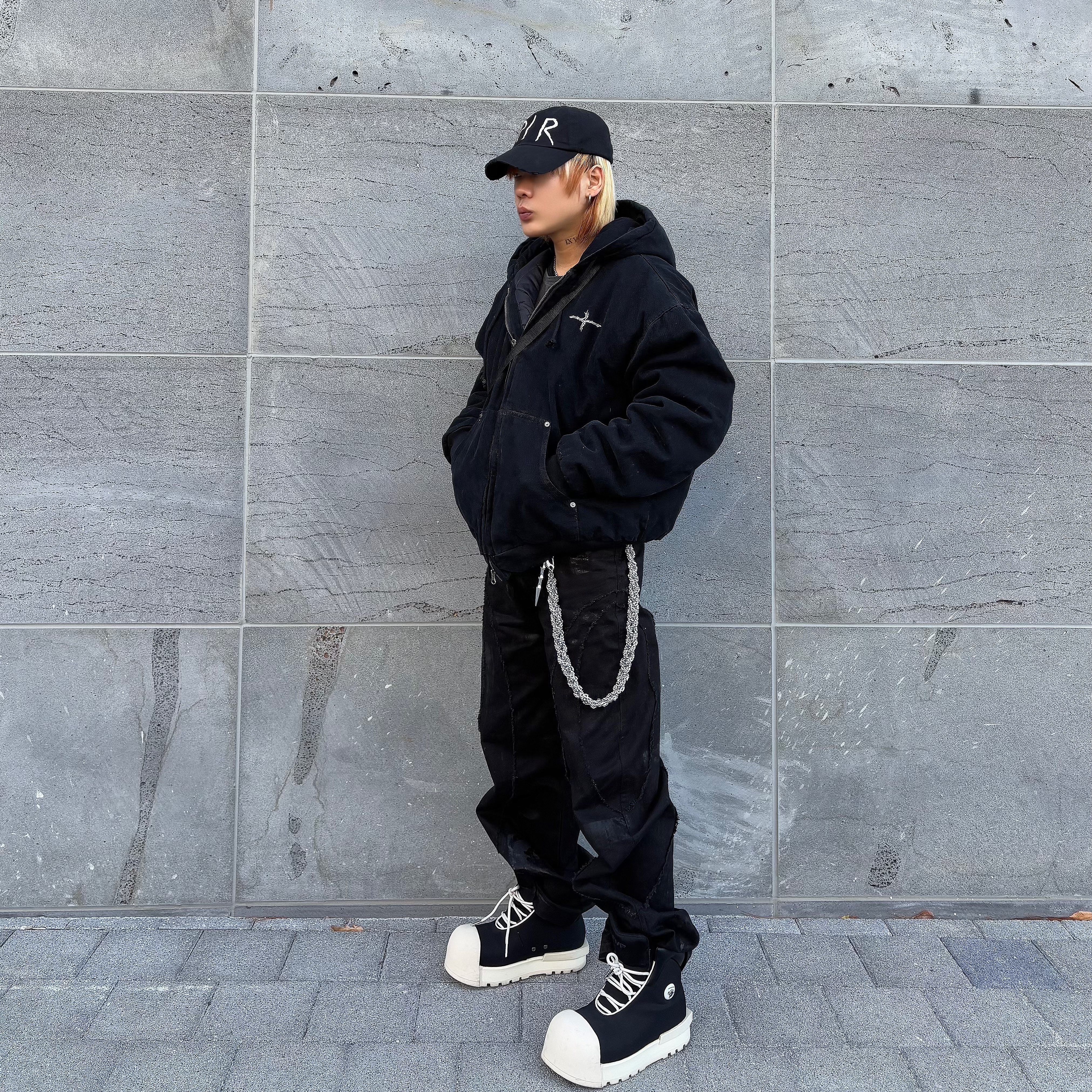 REPINER RIR Destroyed Washed Cap Black, REPINER Curve Coated Trouser Black 착용 스타일 - 2