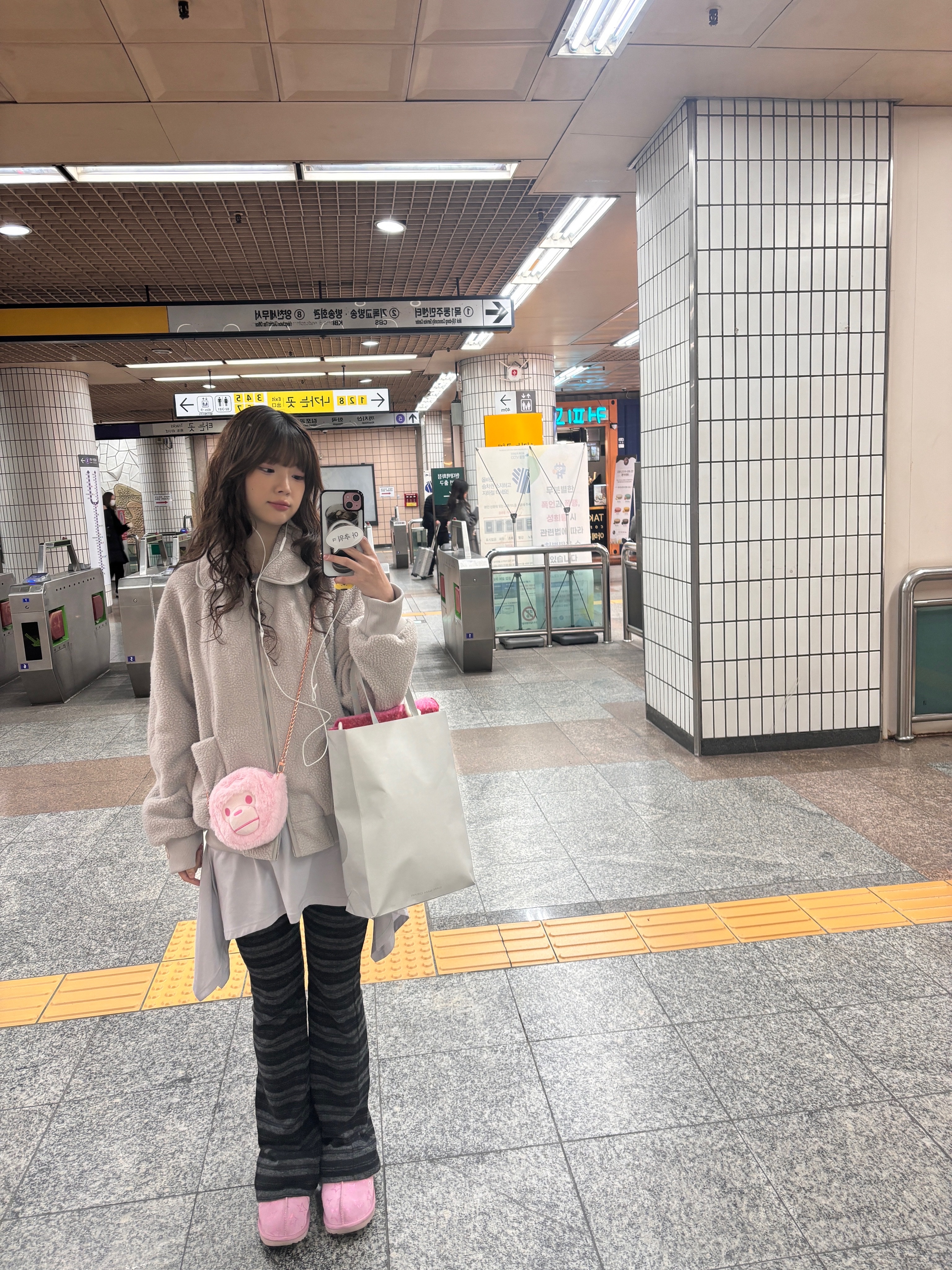 BAPE Baby Milo Plush Crossbody Bag Pink 착용 스타일