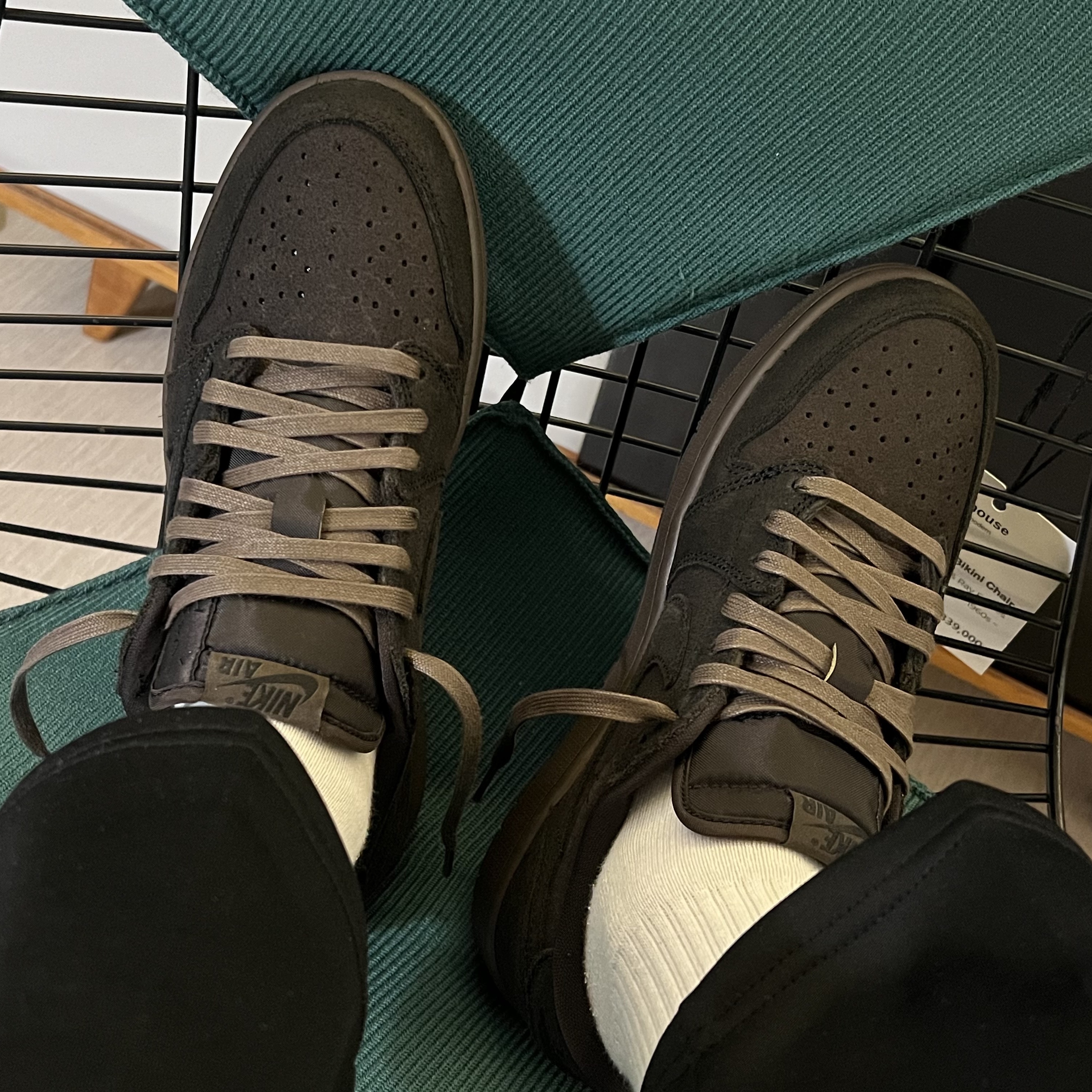 Jordan 1 x Travis Scott Retro Low OG SP Velvet Brown and Dark Mocha 착용 스타일