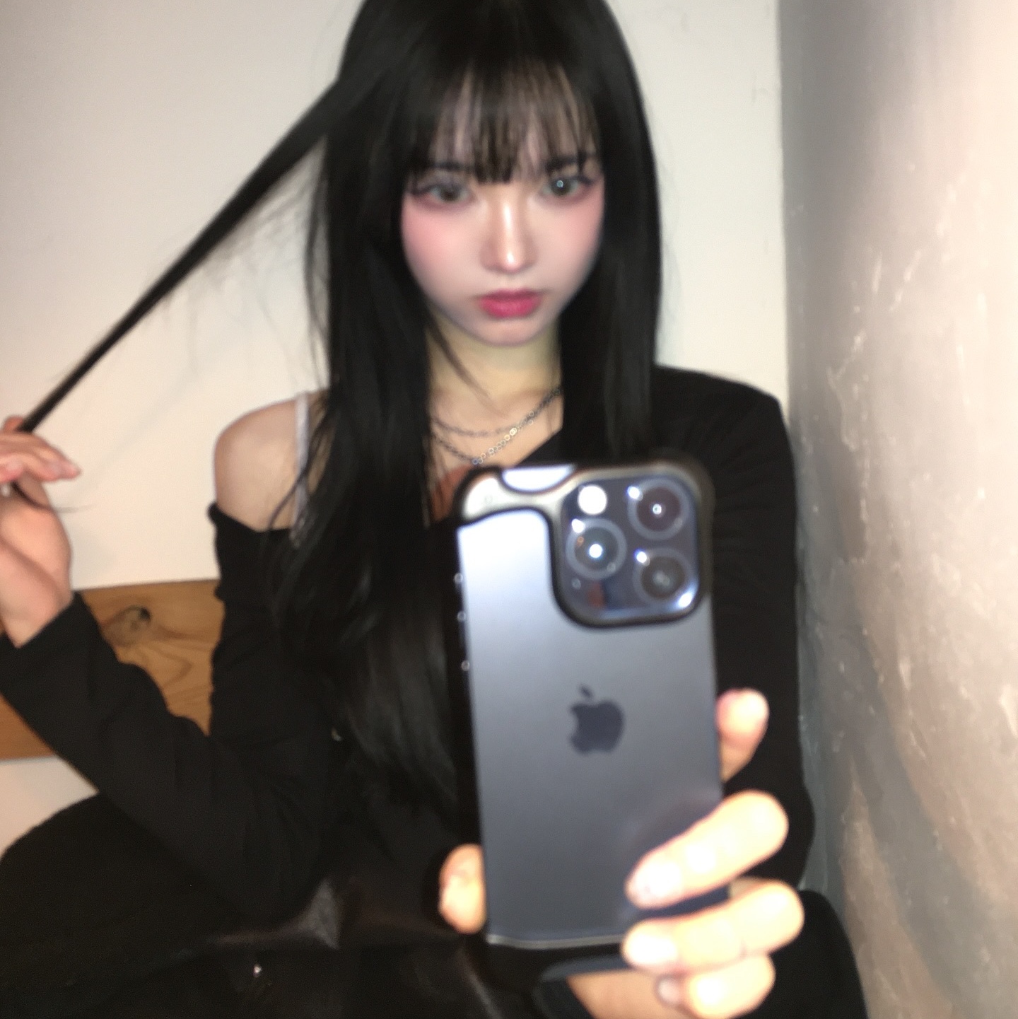 Arc Pulse iPhone 16 Pro Matte Black 착용 스타일
