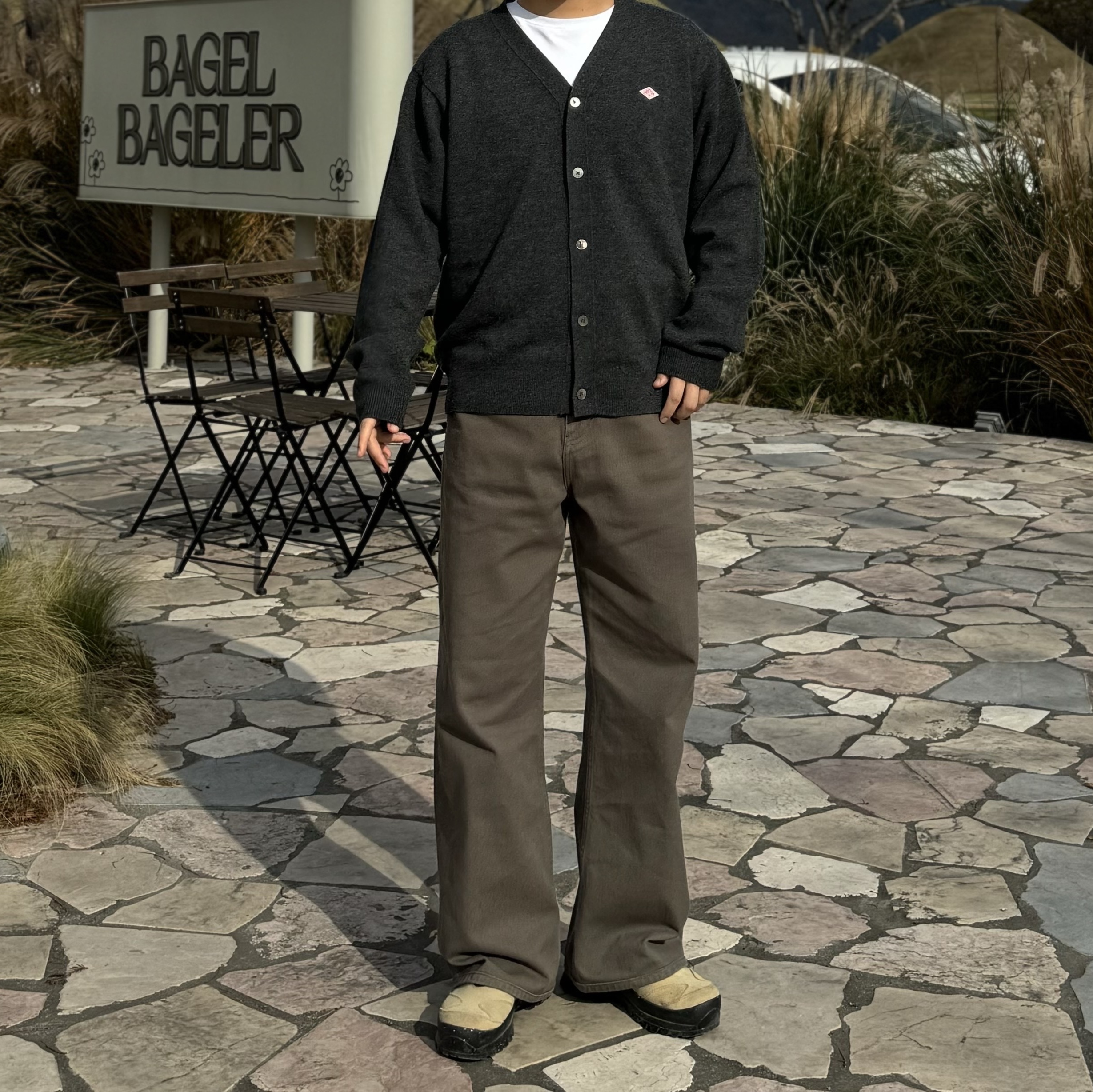 Danton Lambswool V Neck Knit Cardigan Taupe 착용 스타일 - 4