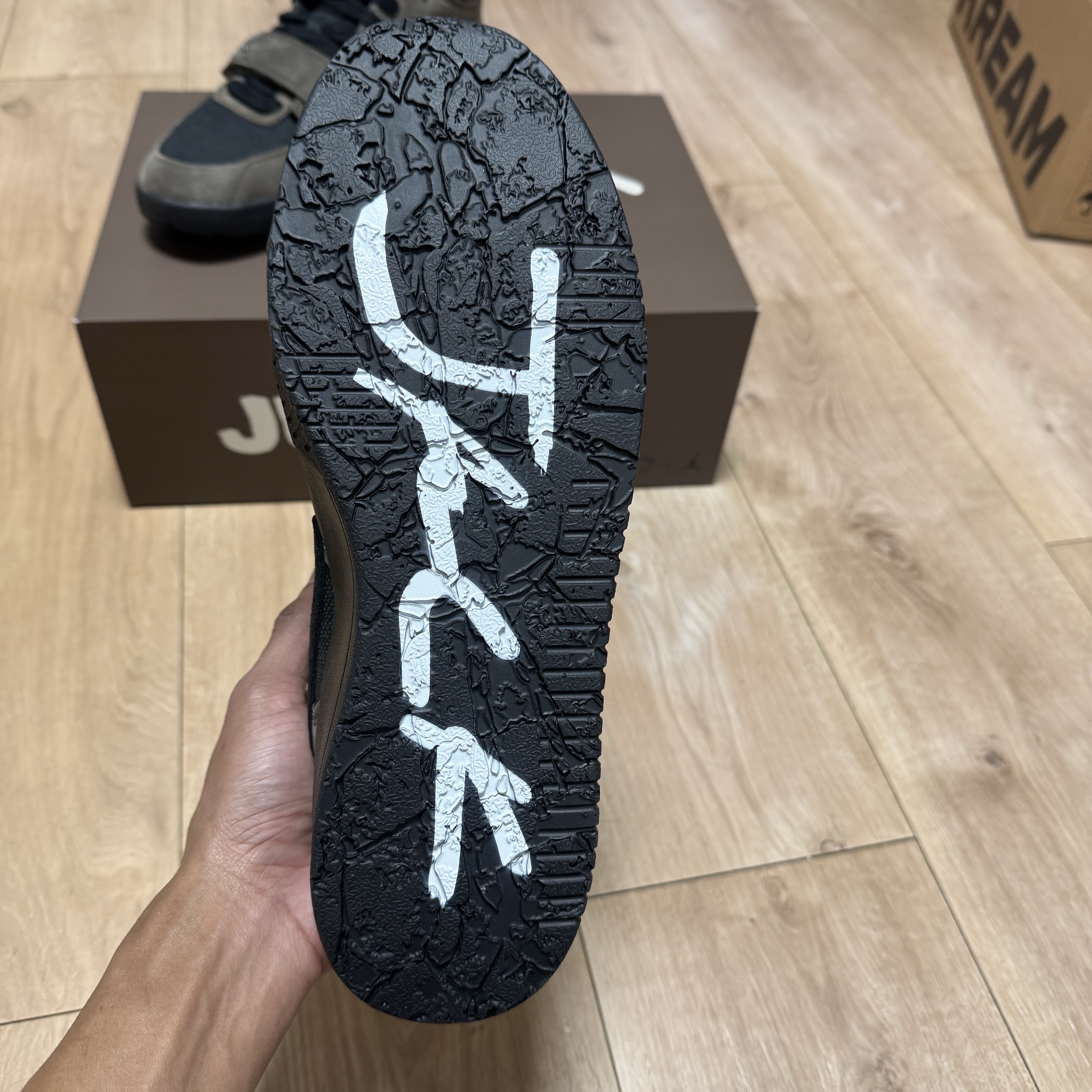 Jordan x Travis Scott Jumpman Jack TR Black and Dark Mocha 착용 스타일 - 3