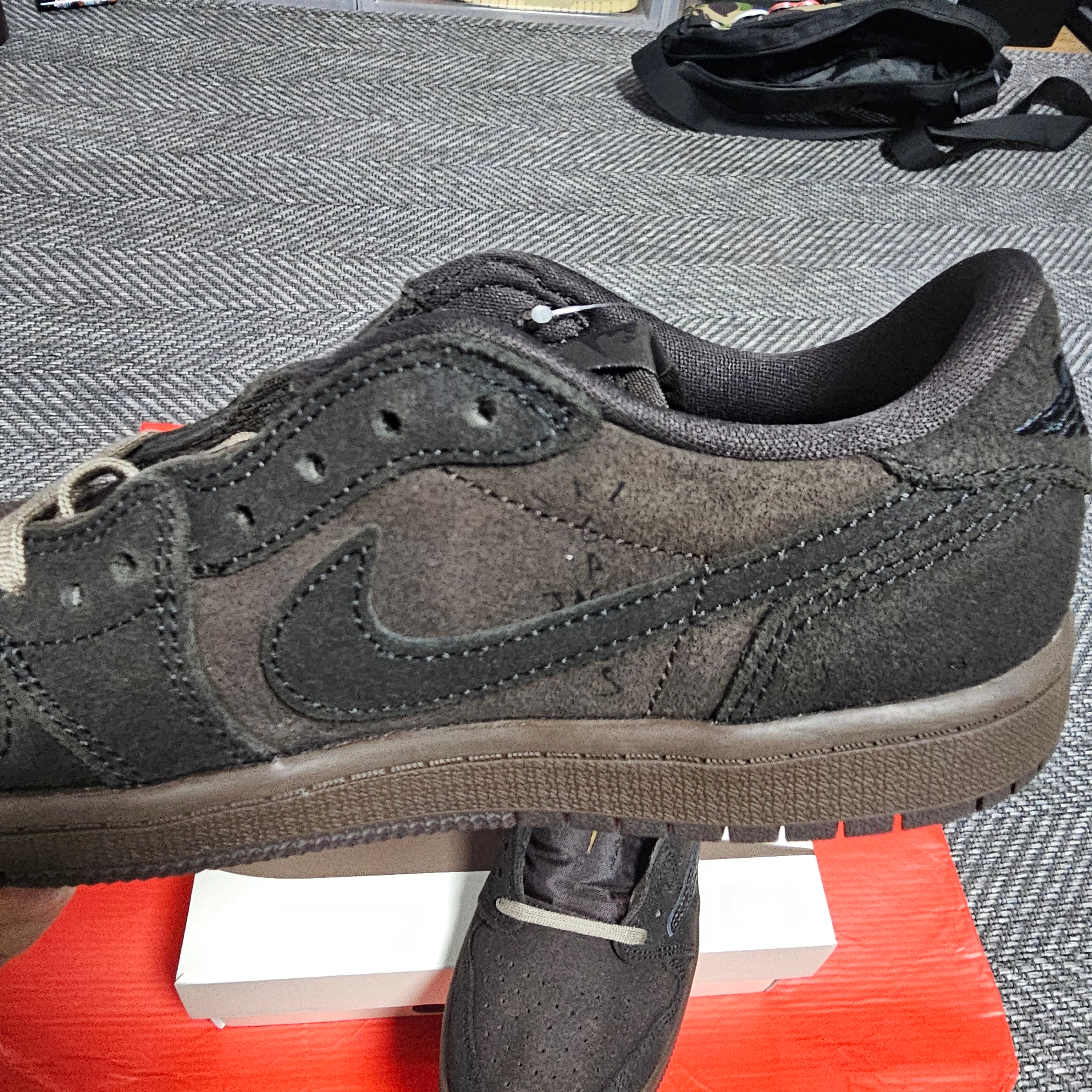 (PS) Jordan 1 x Travis Scott Retro Low OG SP Velvet Brown and Dark Mocha, Jordan 1 Retro Low OG Black Toe 착용 스타일 - 3