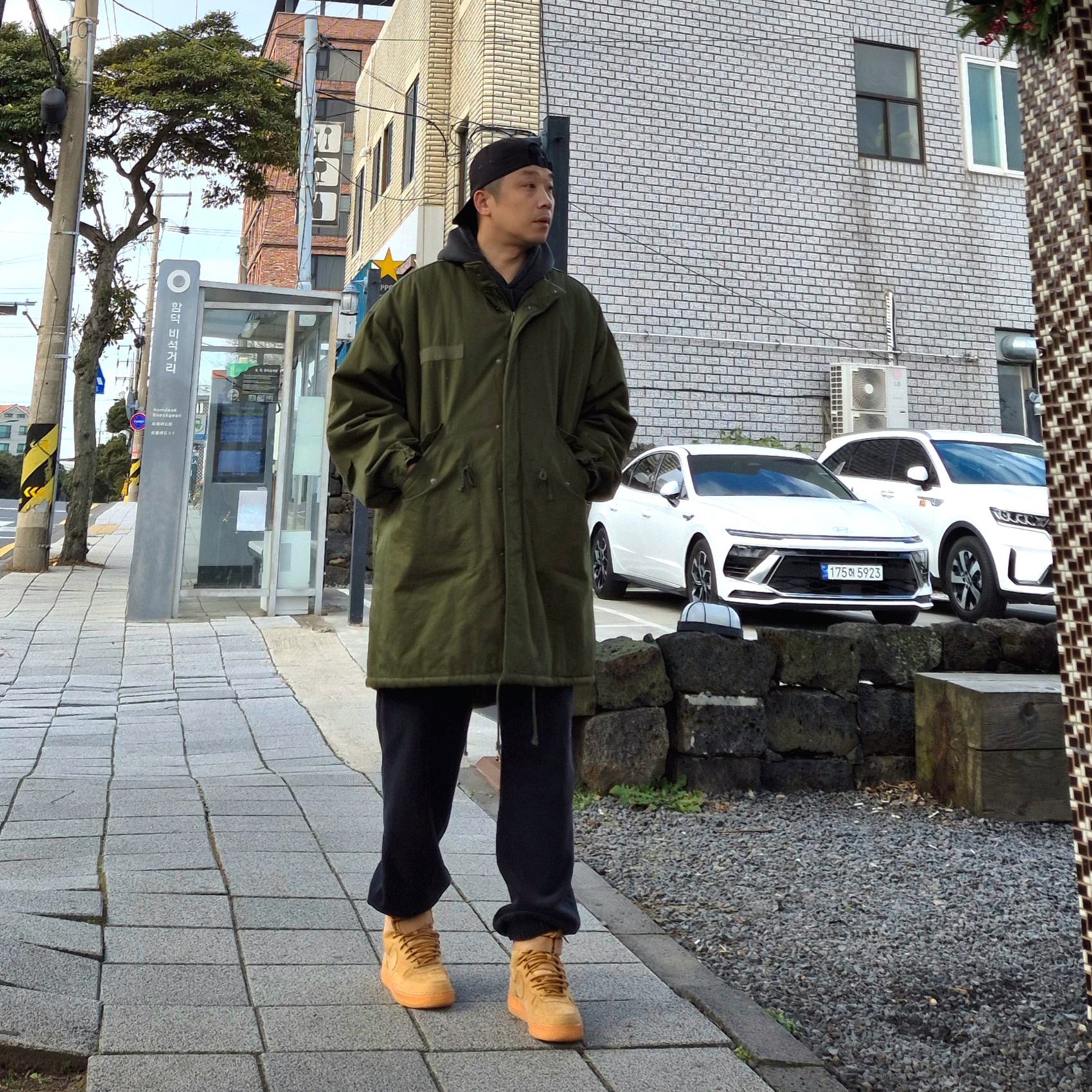 Nike Air Force 1 High '07 LV8 WB Flax, IAB Studio Pigment Hoodie Black 착용 스타일 - 1