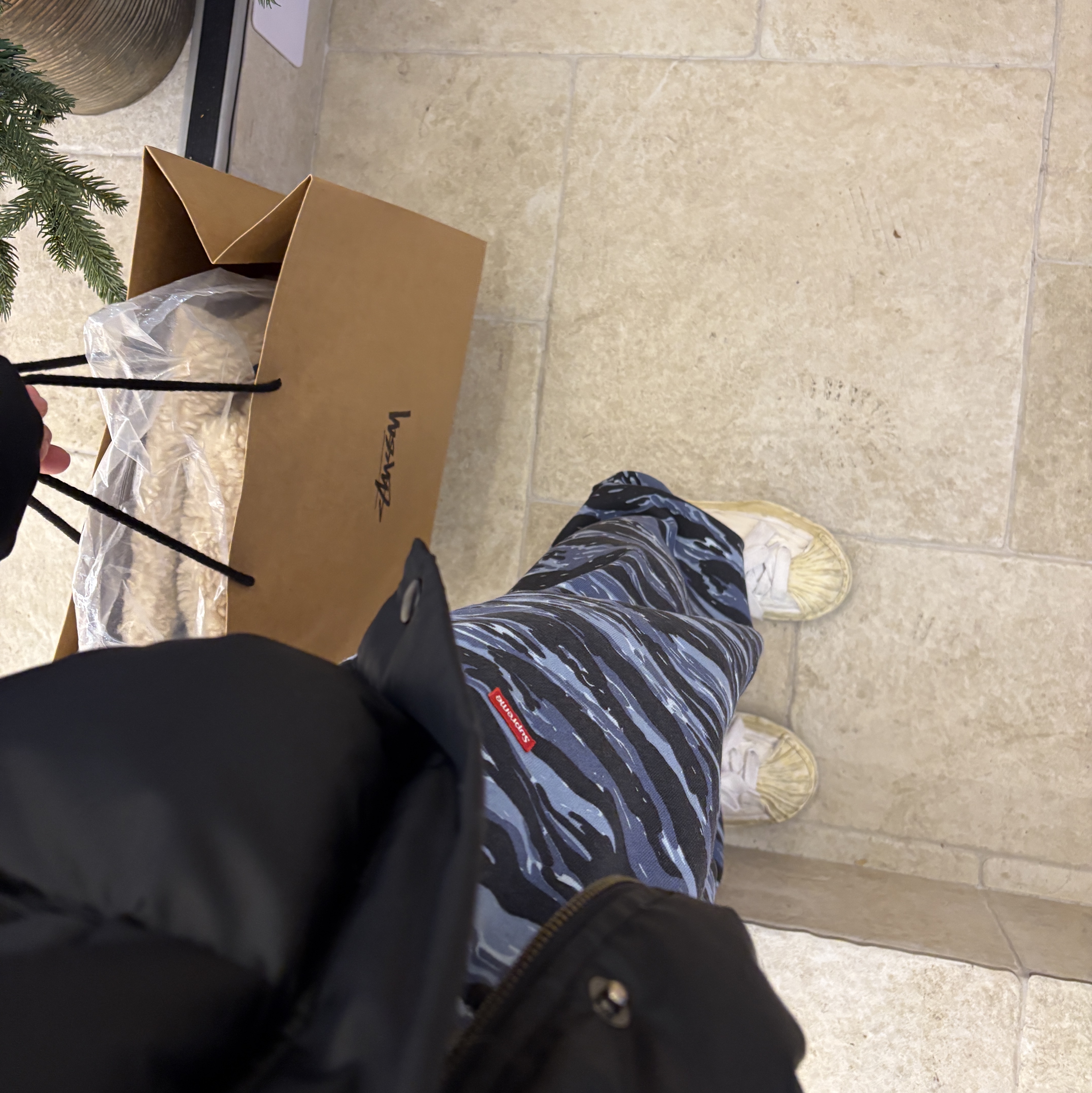 Supreme Small Box Sweatpant Blue Tiger Camo - 24FW 착용 스타일