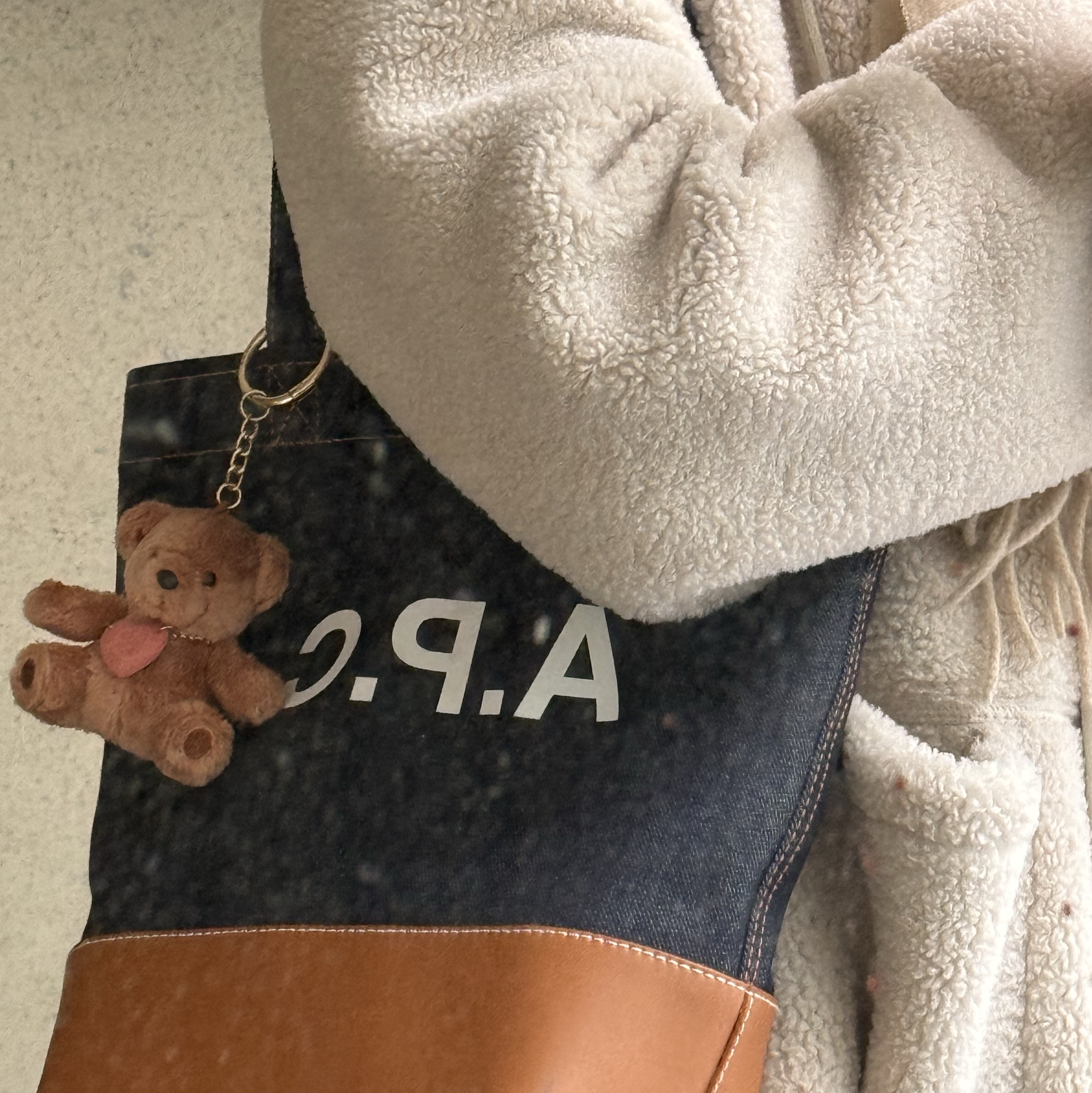 Starbucks Be Mine Bear Fabric Keychain, A.P.C. Axelle Small Tote Bag Denim Caramel 착용 스타일 - 1