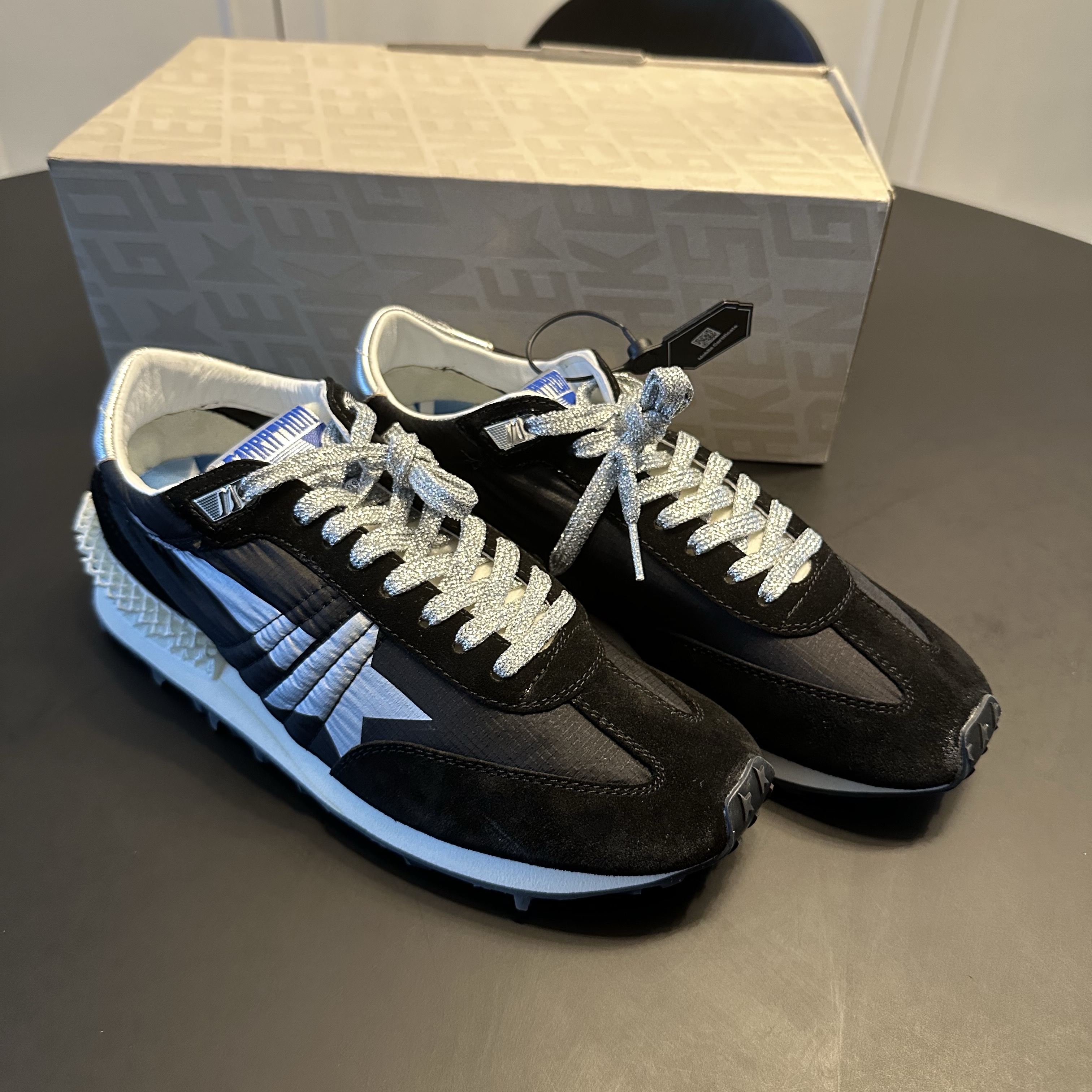 Golden Goose Silver Star Marathon Sneakers Black 착용 스타일 - 4